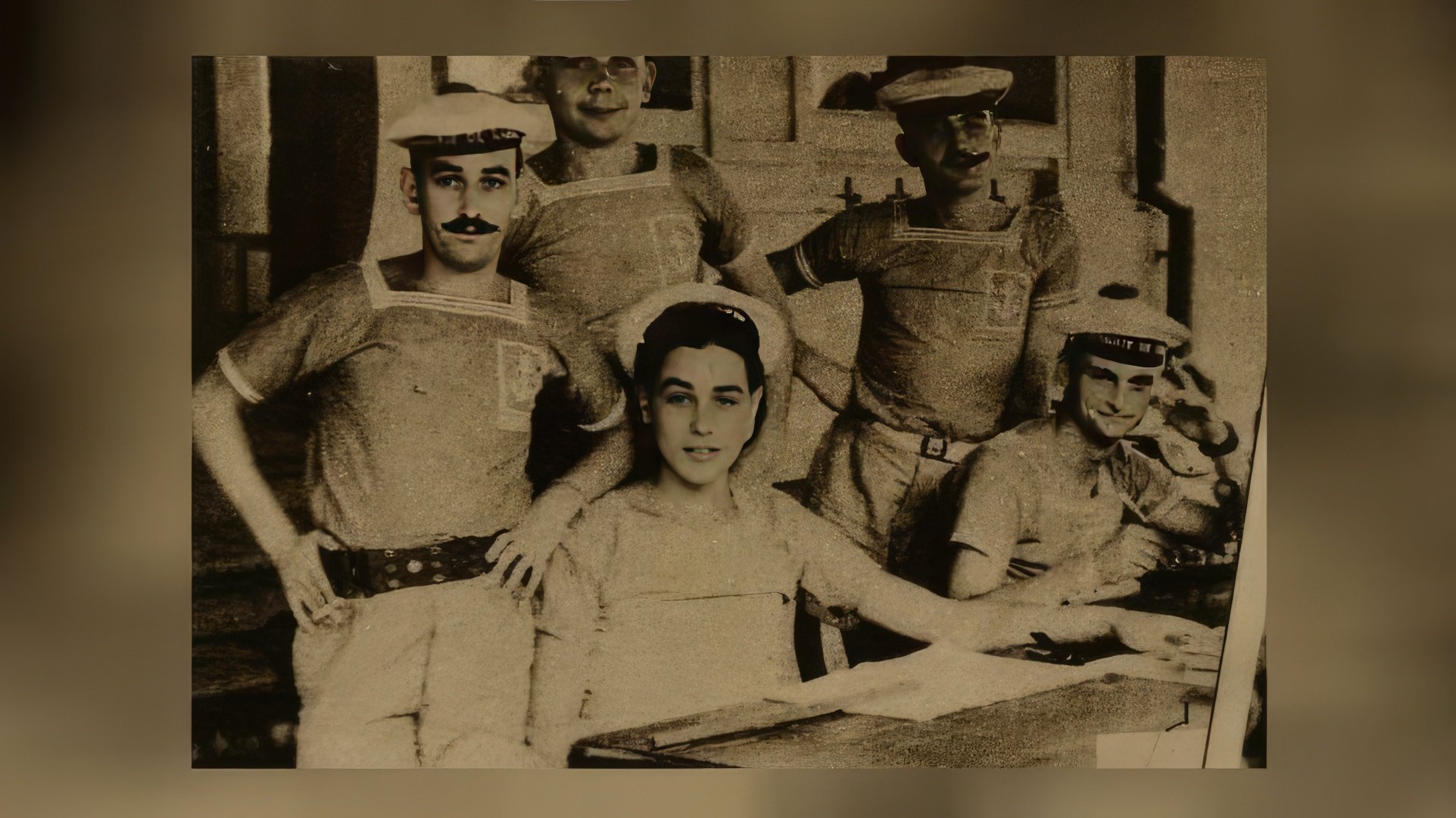 Alain Delon en el ejército (centro)