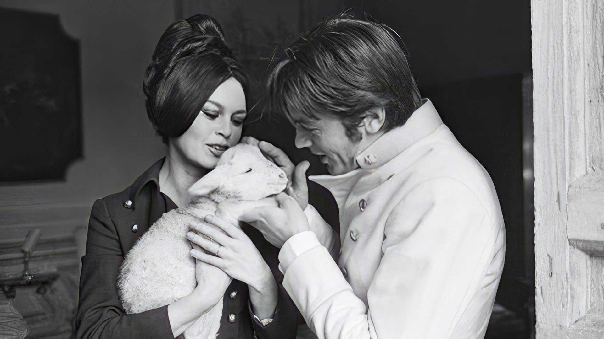 Alain Delon con Brigitte Bardot en el set de 'Spirits of the Dead'