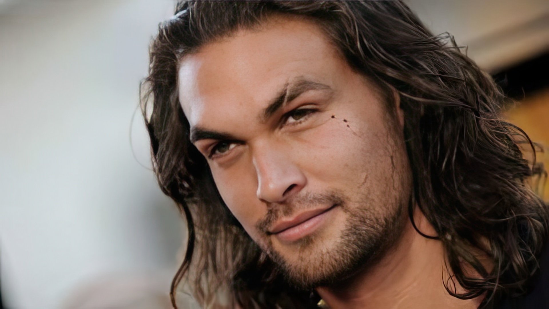 La cicatriz de Jason Momoa es tan famosa como su barba y su pelo