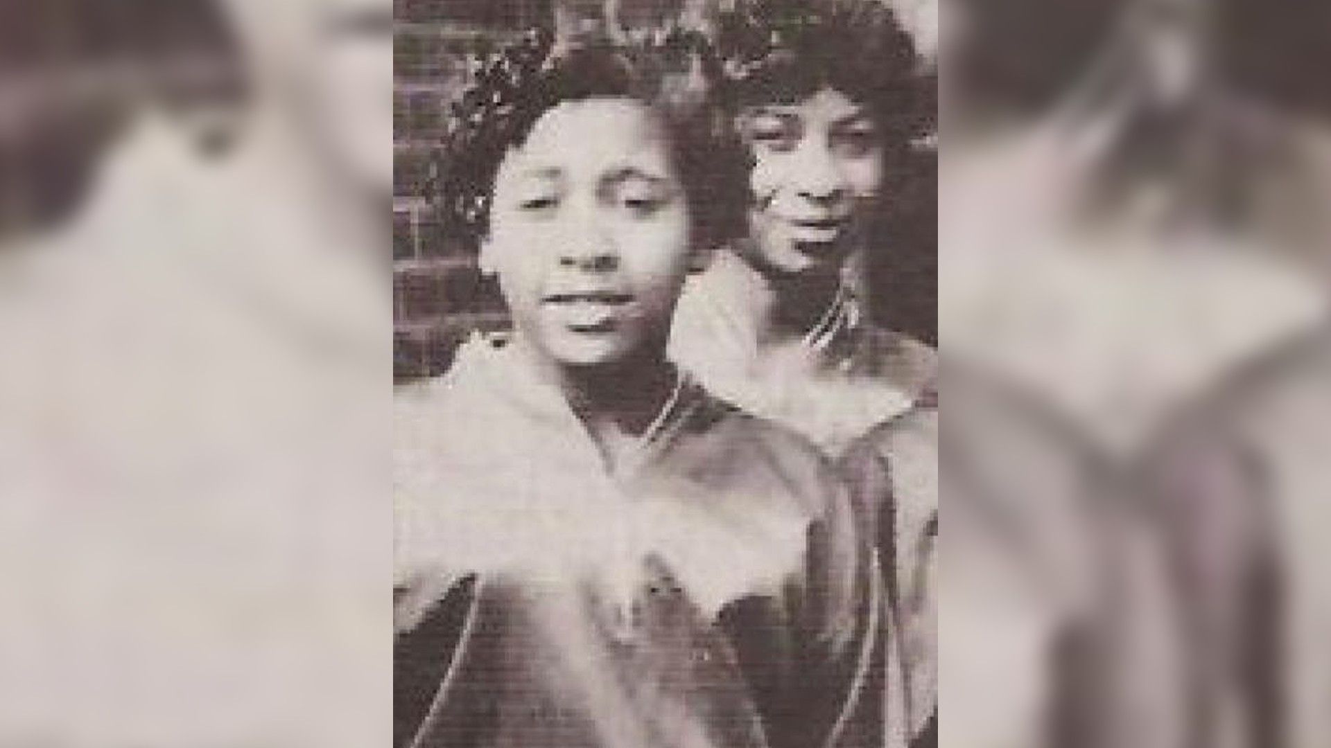 La joven Tina con su amiga (1956)