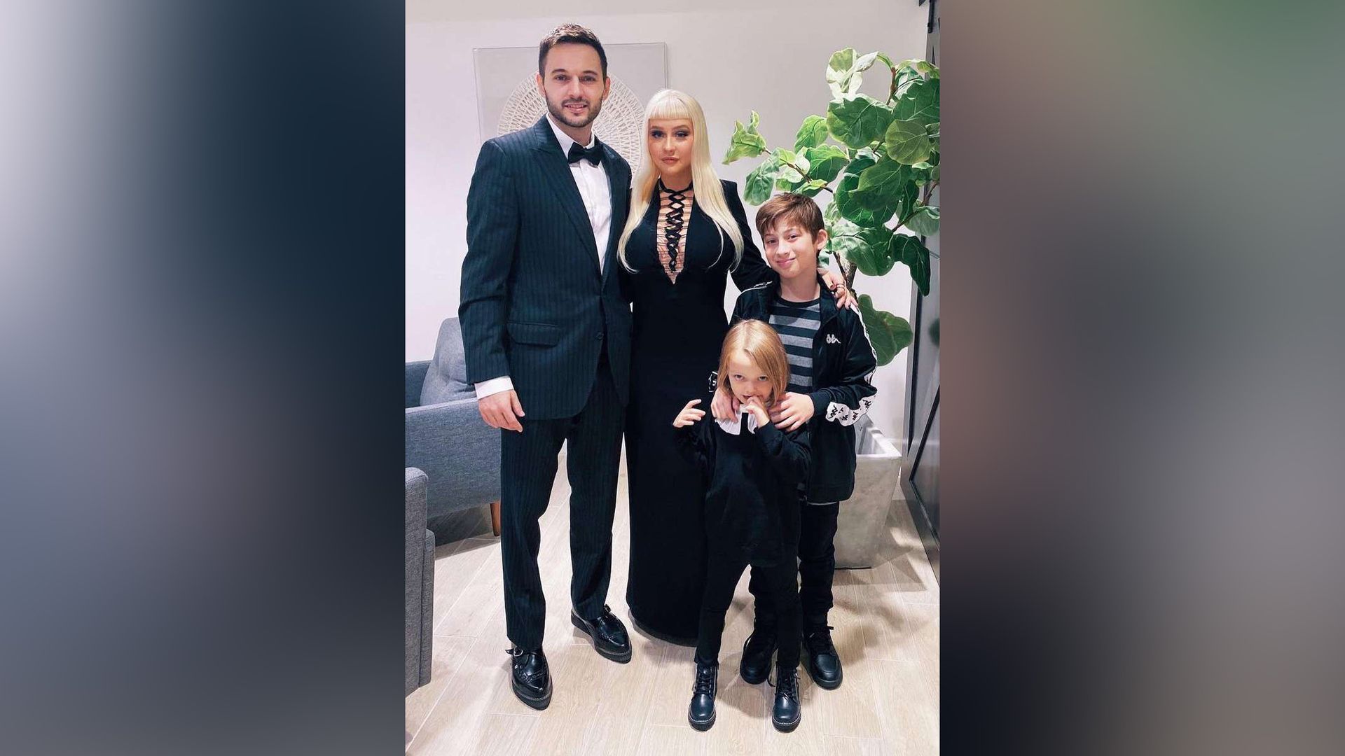 Christina Aguilera y Matthew Rutler con sus hijos