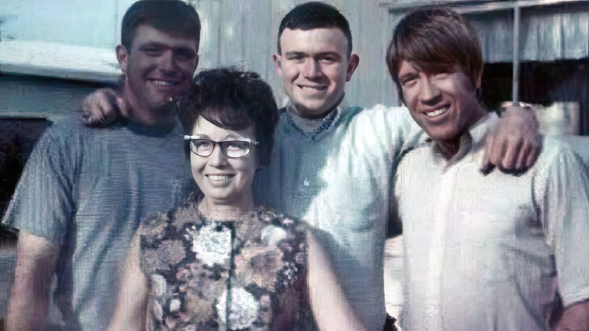 Chuck Norris con su madre y sus hermanos menores