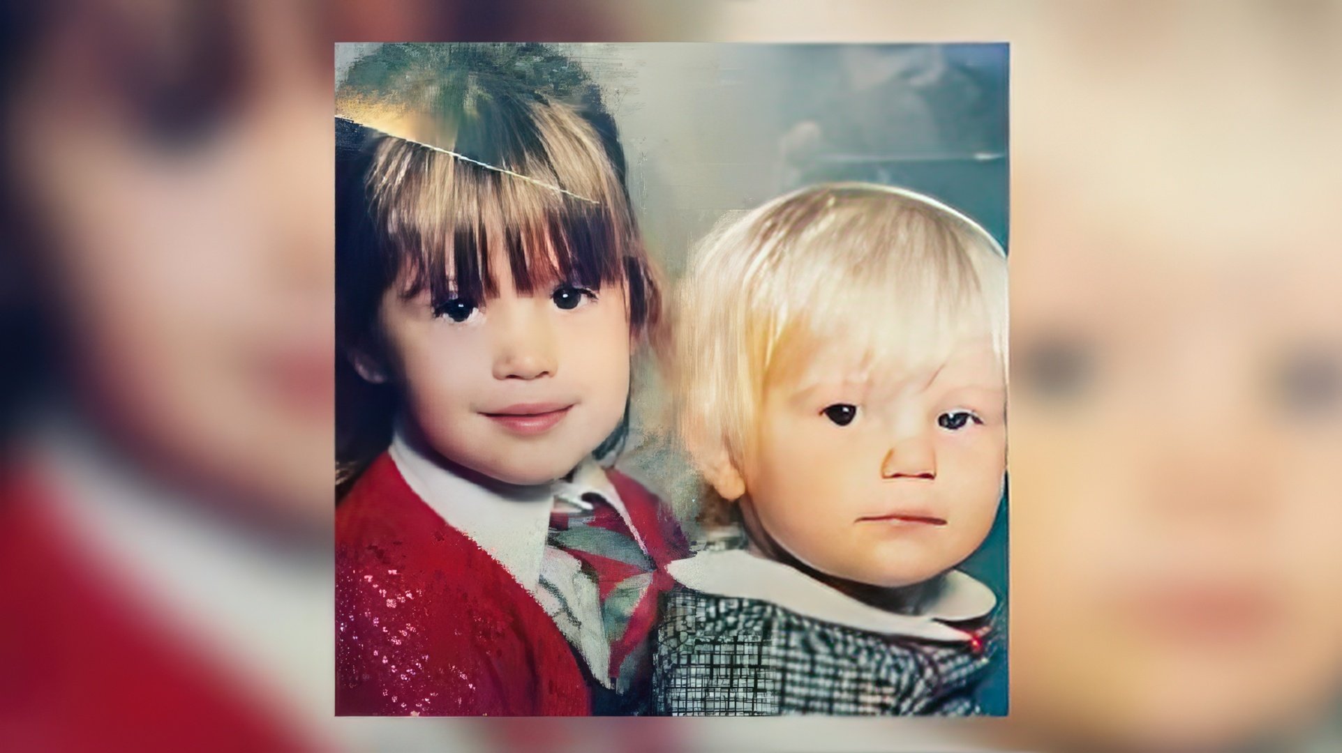 Gemma Arterton en la infancia (con su hermana menor)