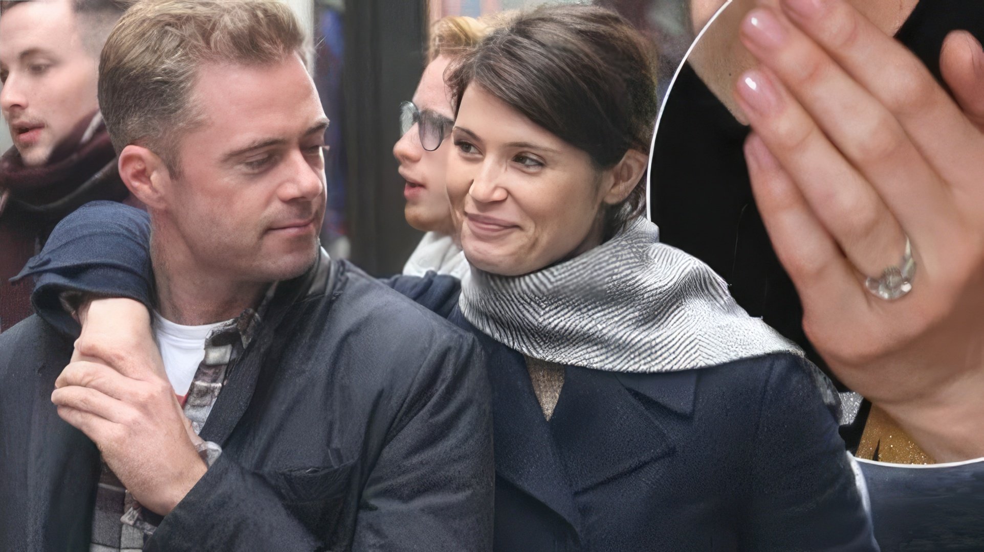 Gemma Arterton y Rory Keenan
