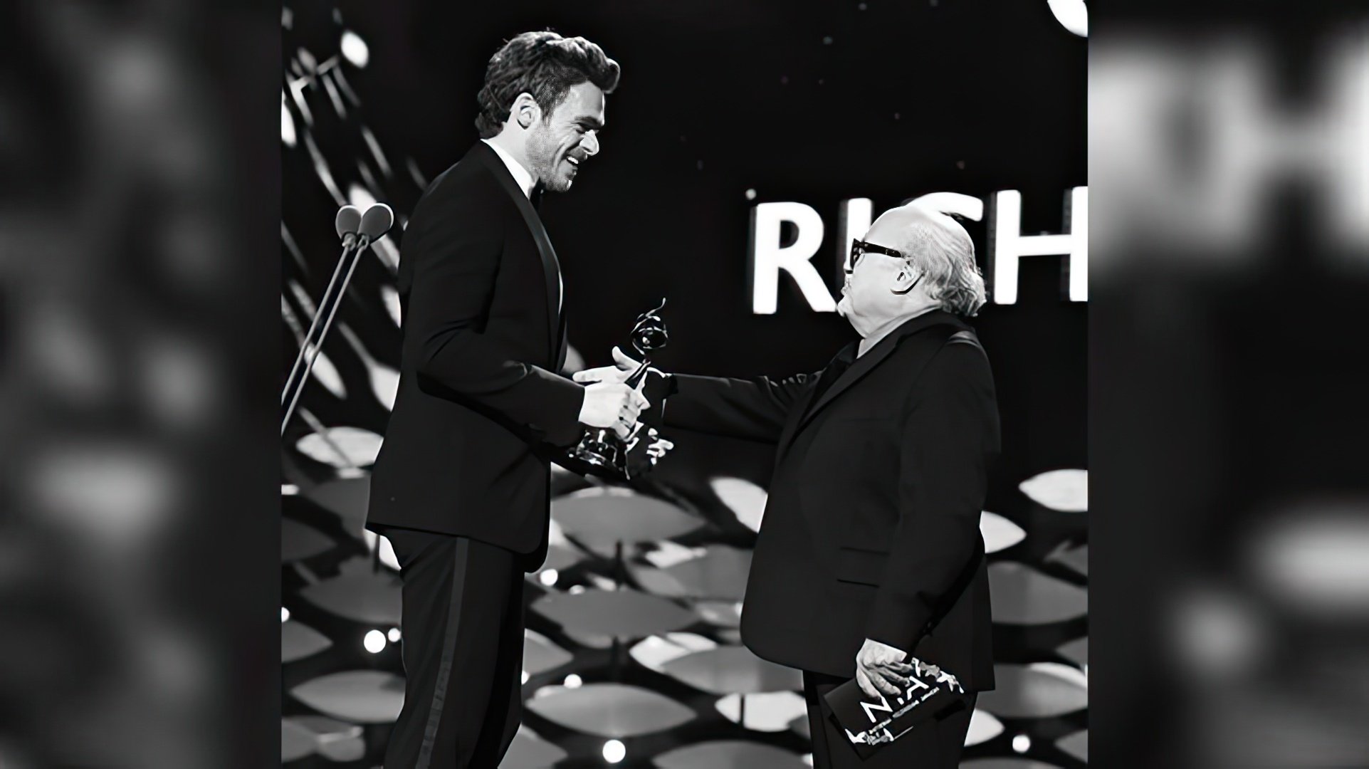 Richard Madden recibiendo la estatuilla del Globo de Oro