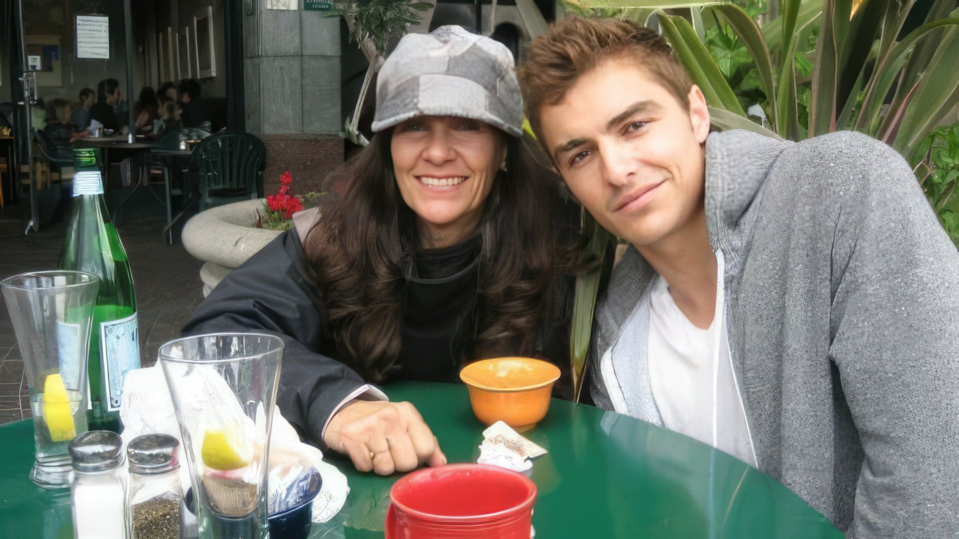 Dave Franco con su mamá