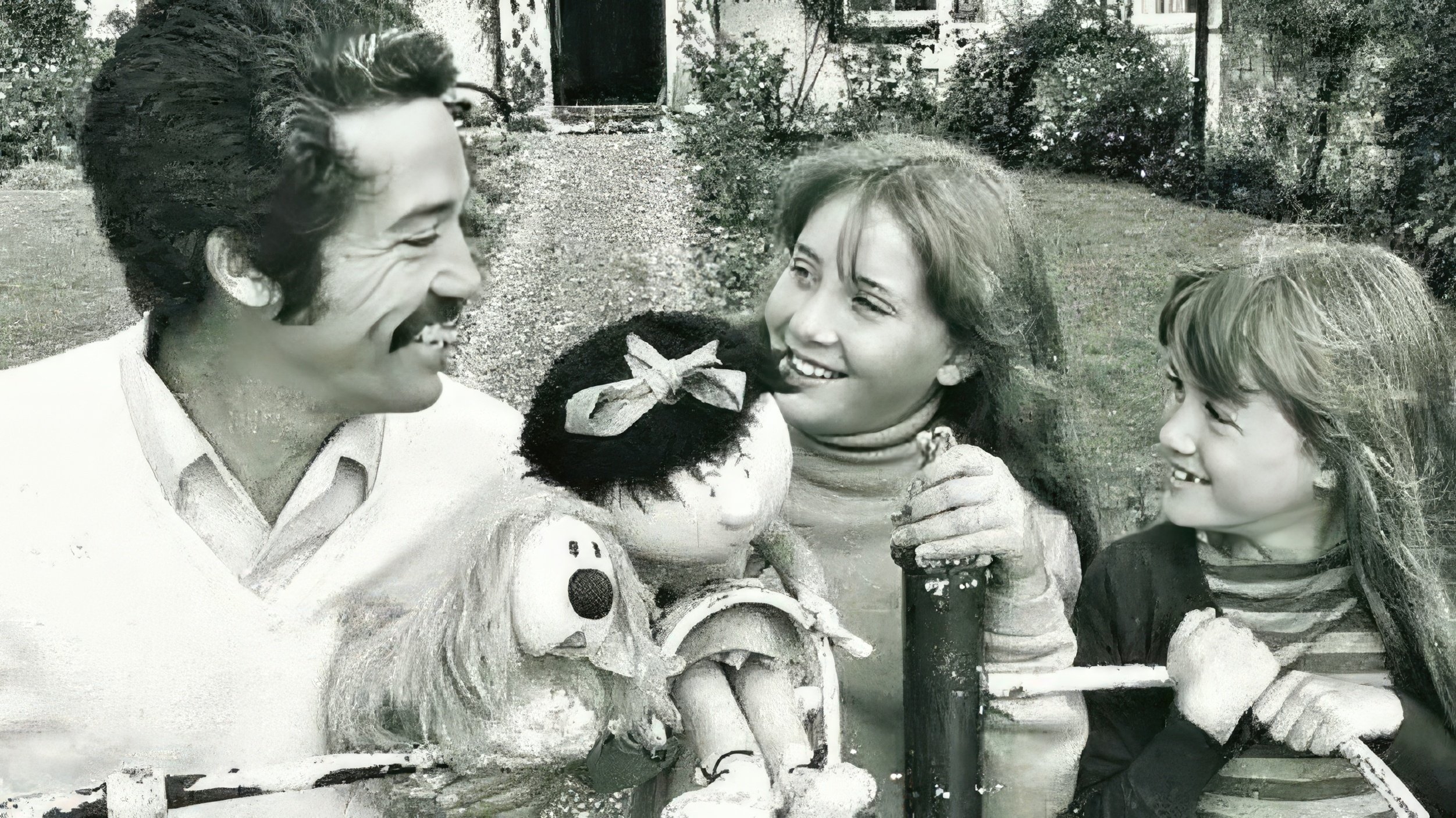 Emma Thompson en la infancia (centro)
