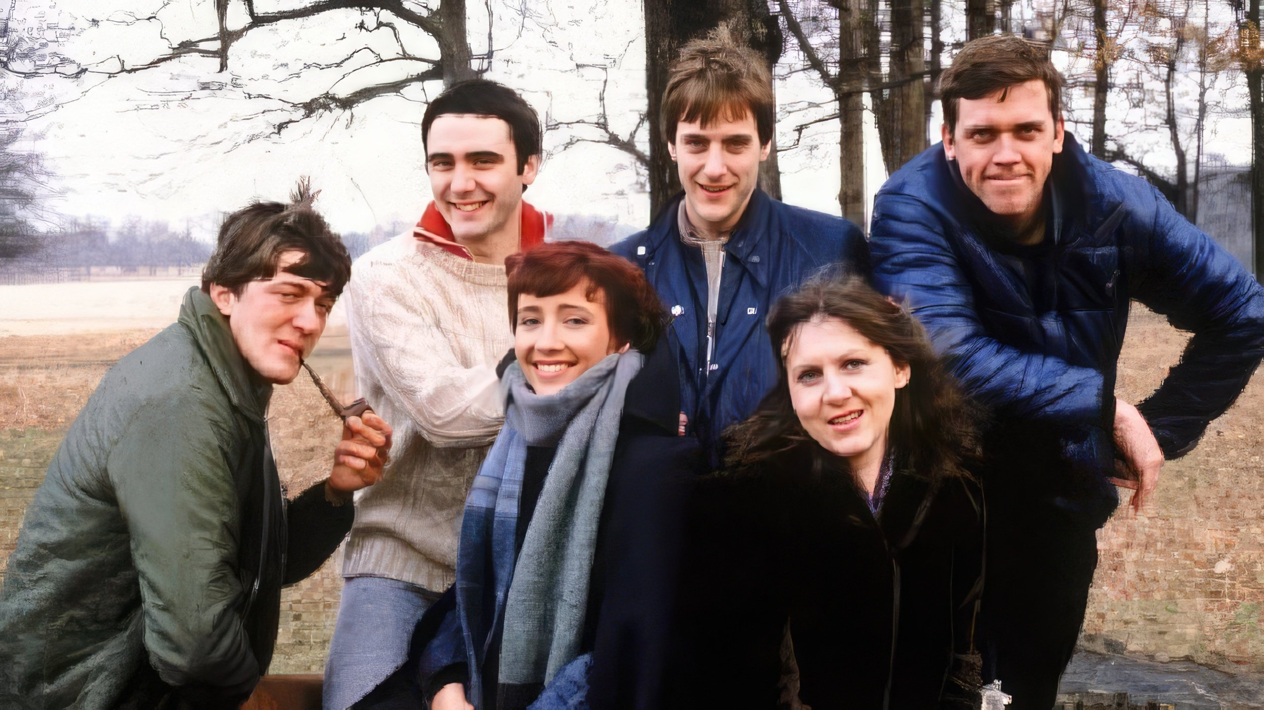 La joven Emma Thompson con amigos en el teatro estudiantil Footlights