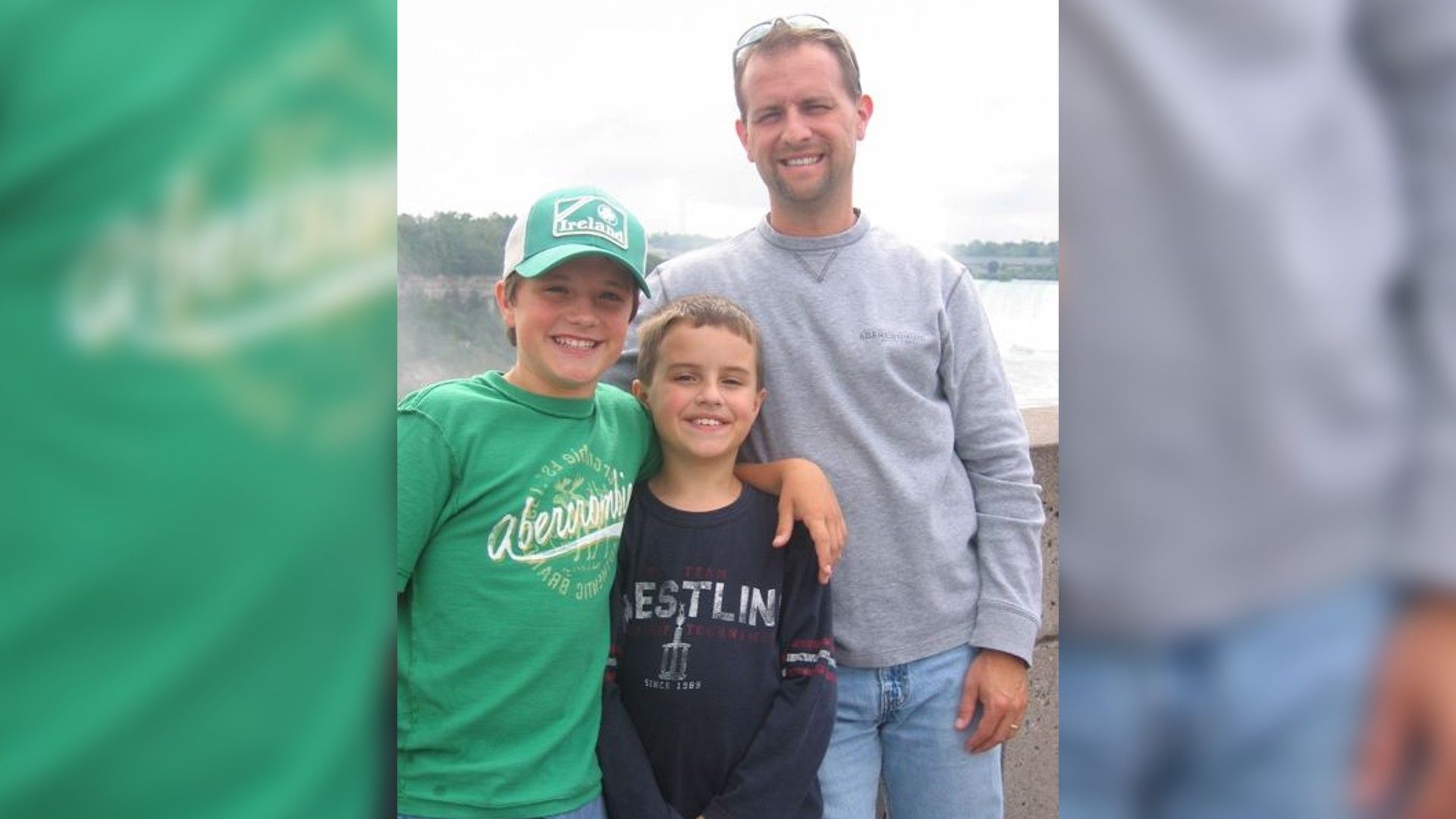 Josh Hutcherson con su padre y hermano
