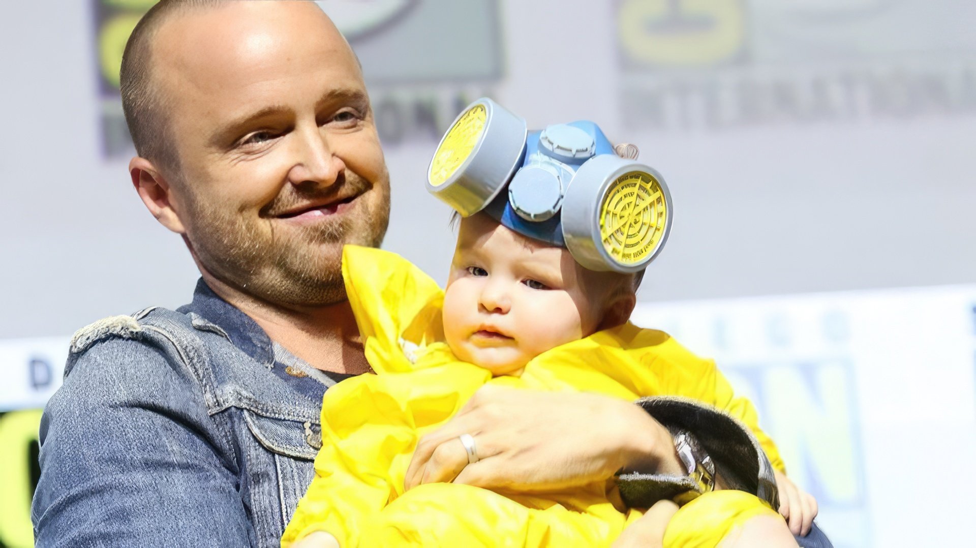 Aaron Paul con su hija