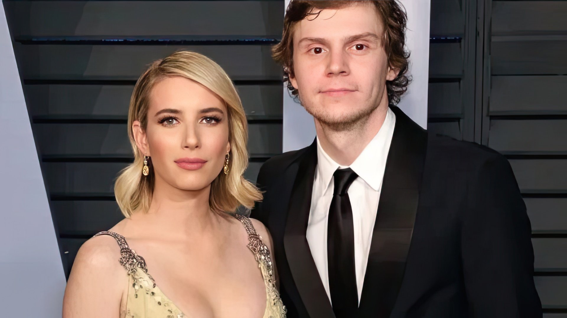 Evan Peters y Emma Roberts