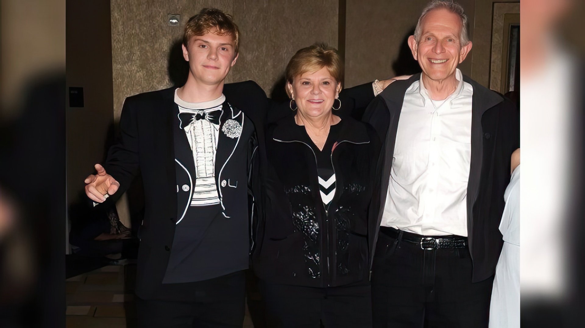 Evan Peters con sus padres