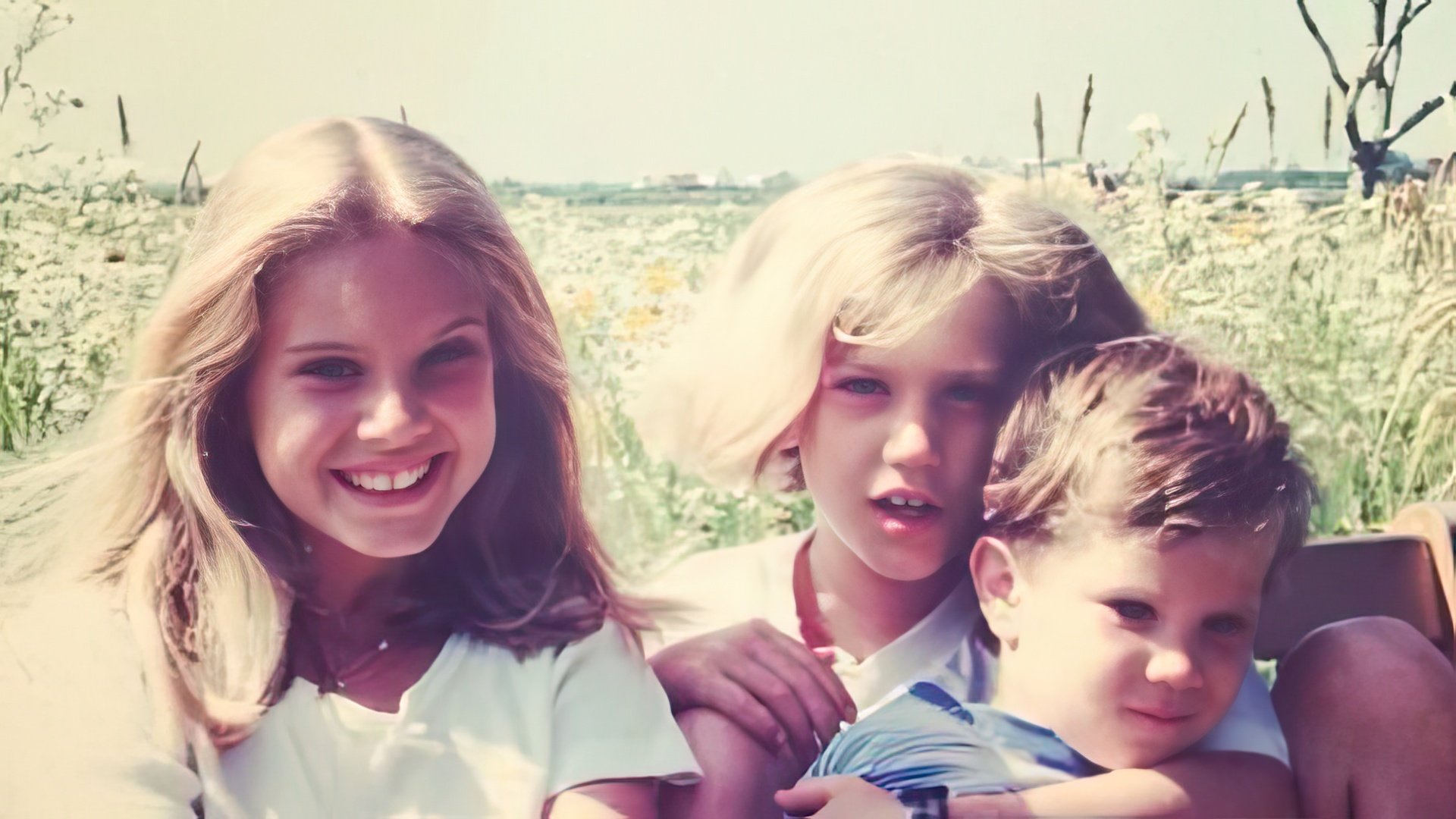 Lana Del Rey de niña (en la foto a la izquierda con su hermano y hermana)