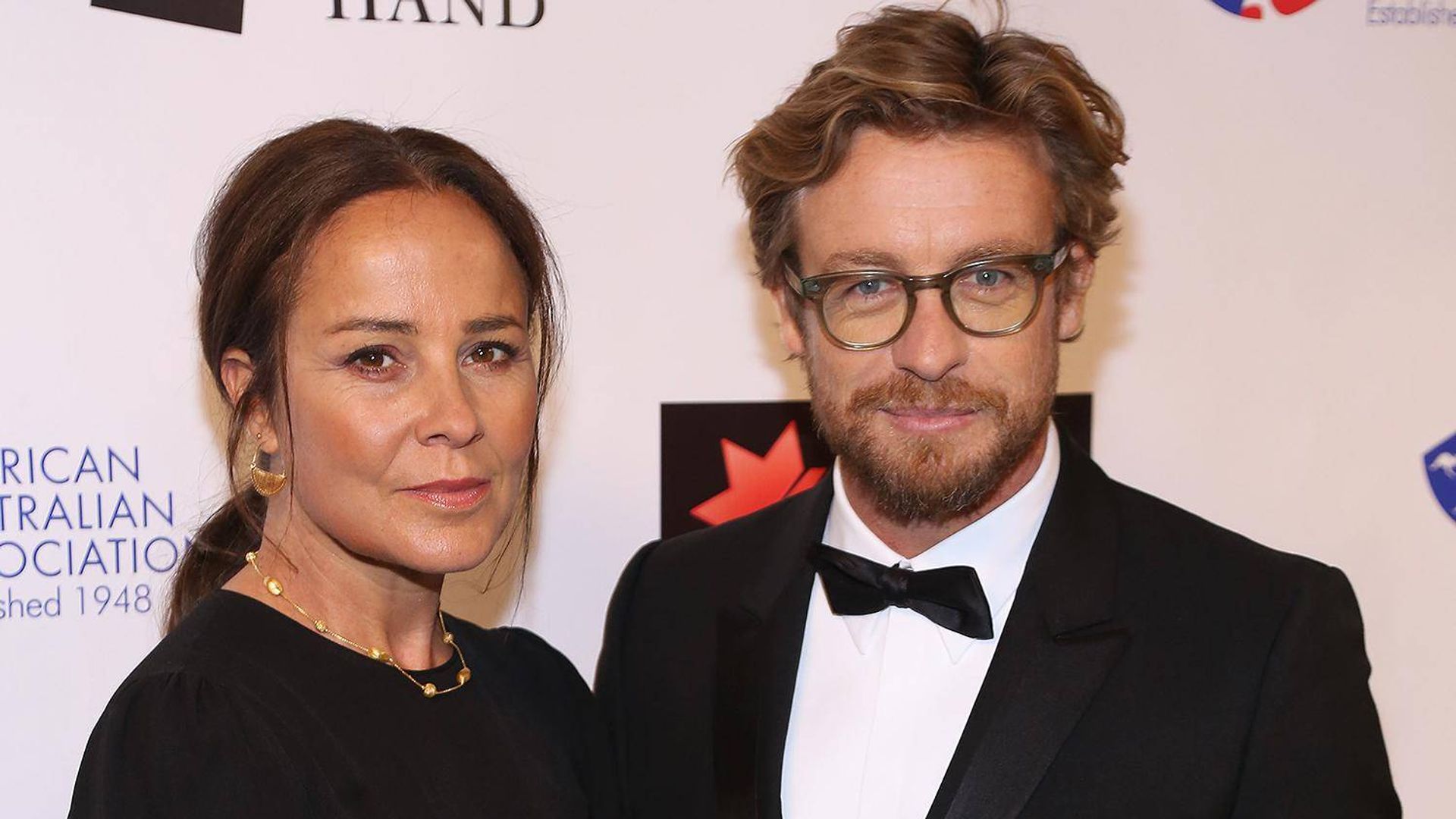 Simon Baker y Rebecca Rigg