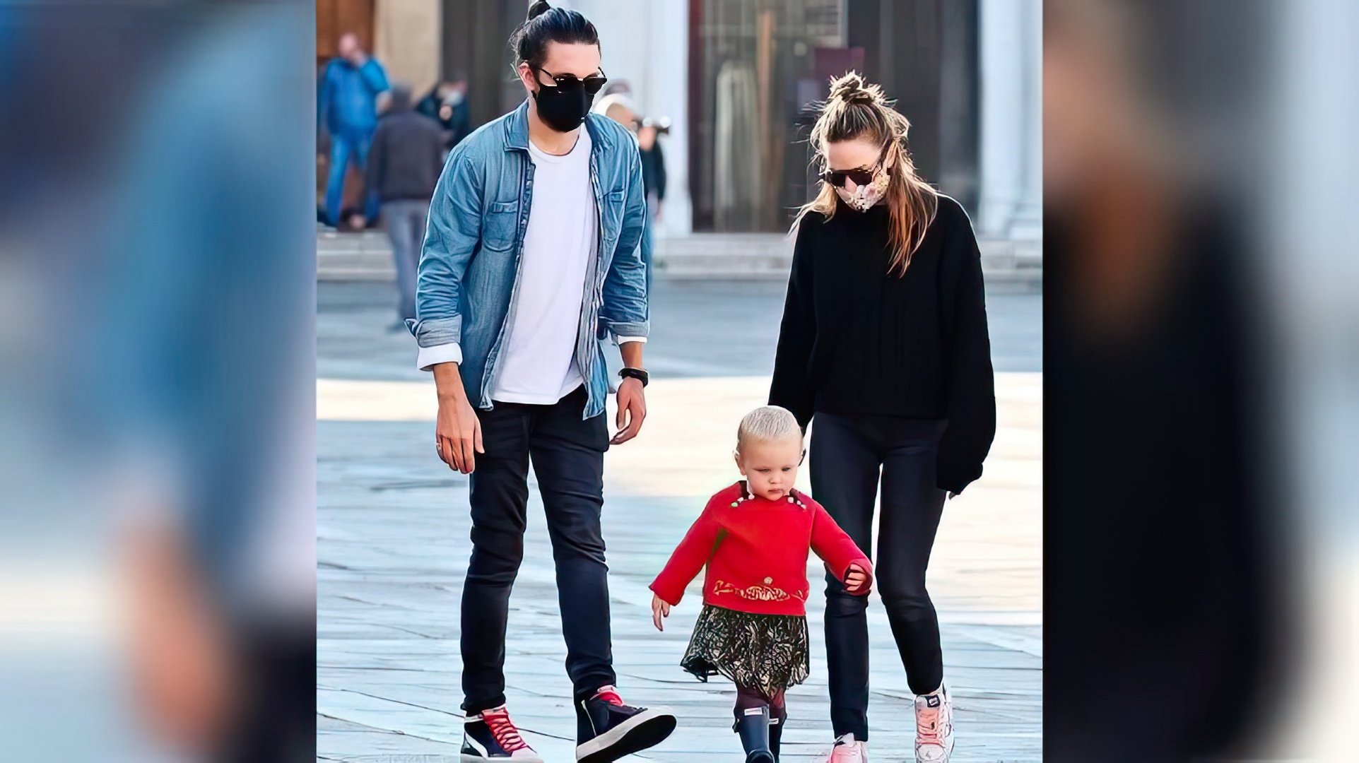 Rebecca Ferguson con su esposo e hija (2020)