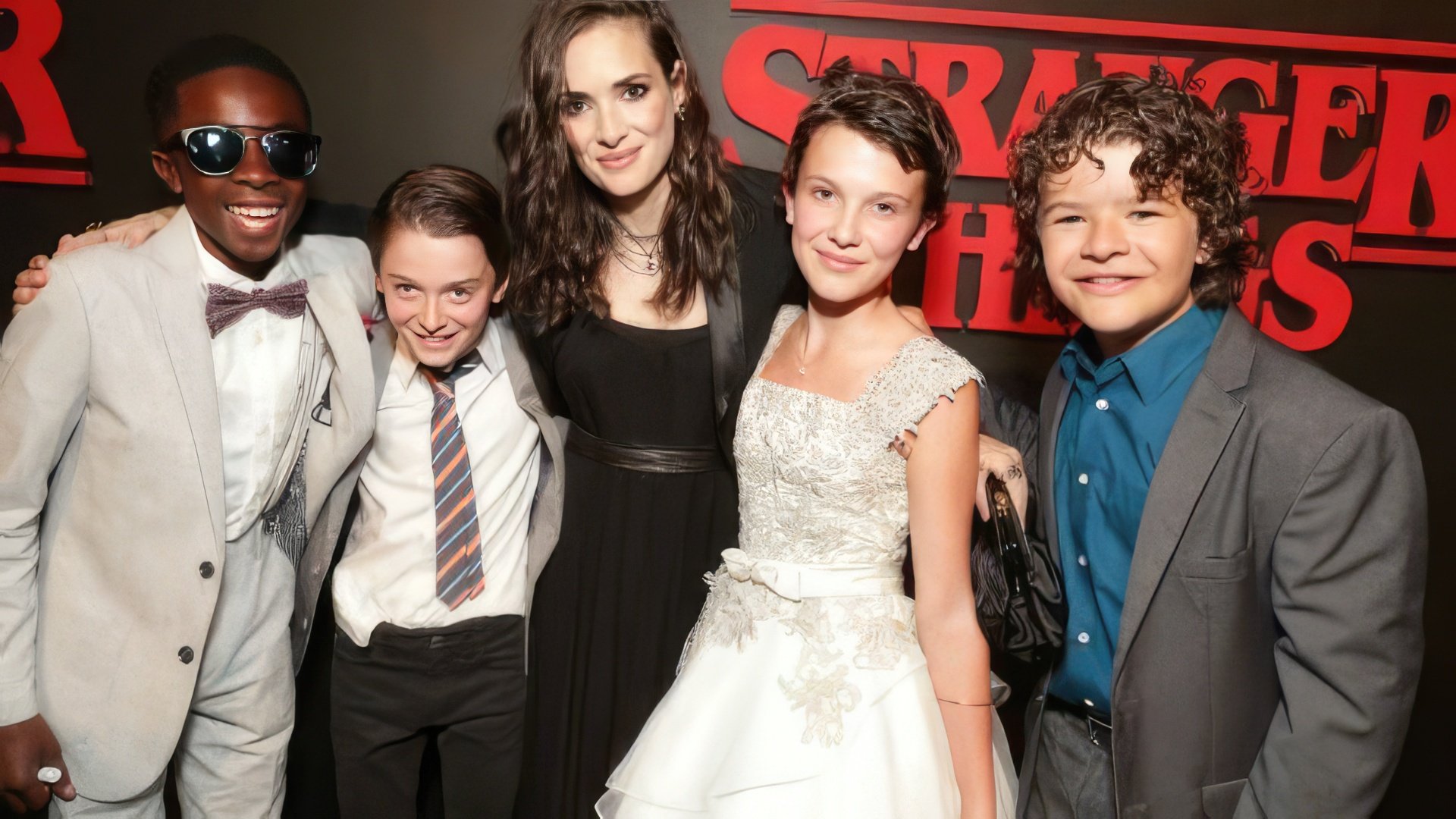 Millie Bobby Brown con colegas en el set de la serie