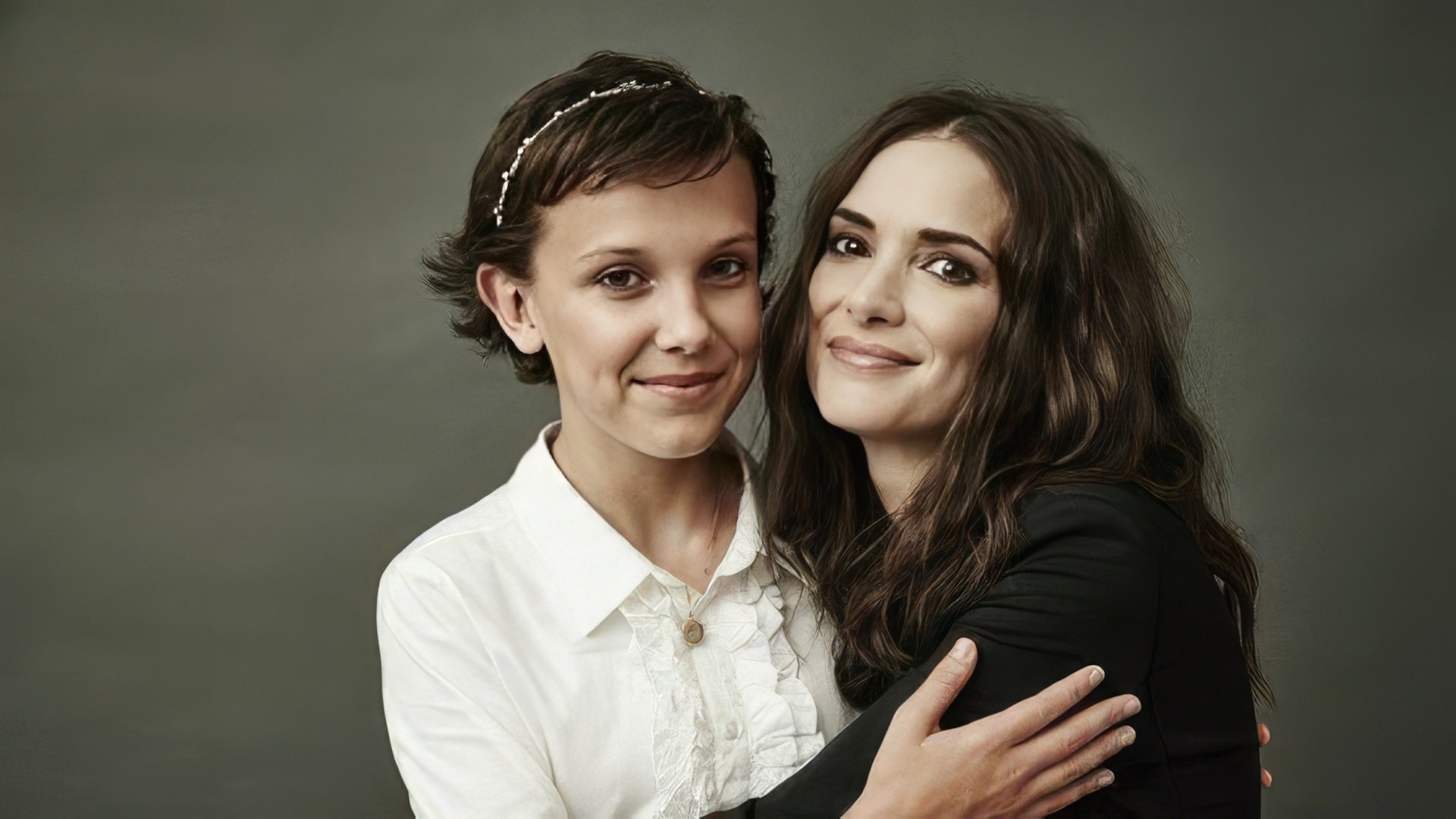 En la imagen: Millie Bobby Brown y Winona Ryder