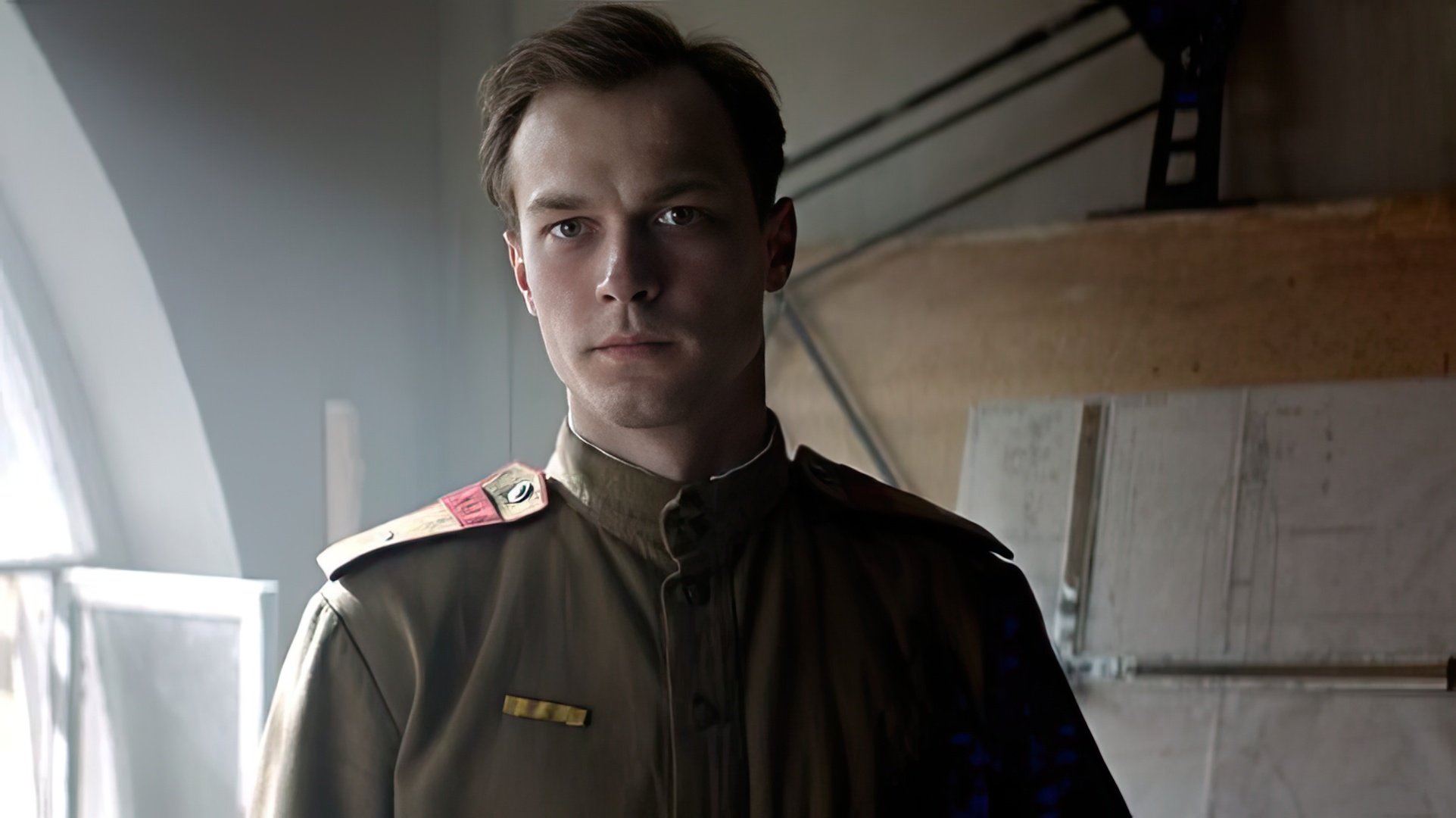 Yuri Borisov como Mikhail Kalashnikov