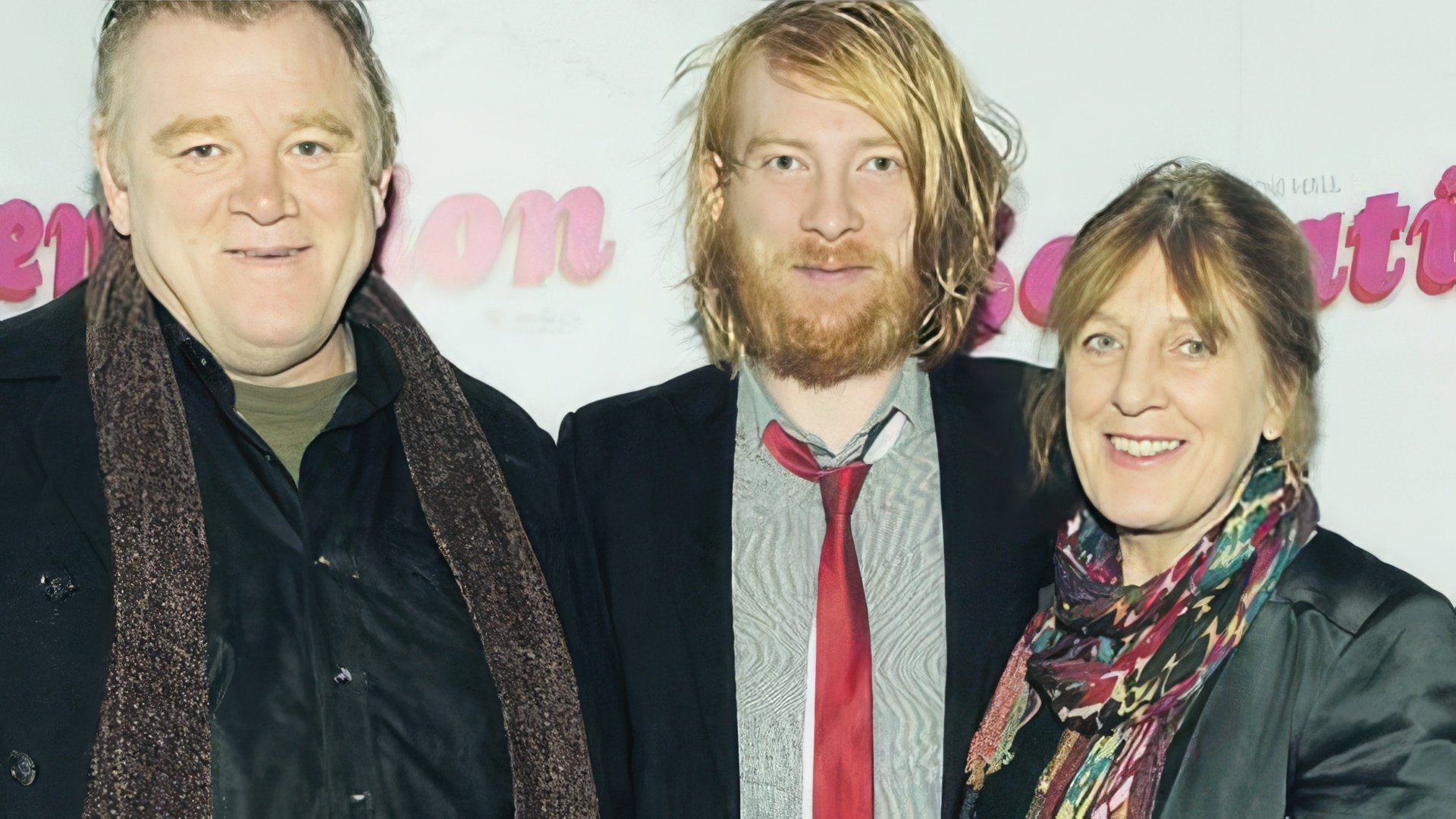 Donal Gleeson con su mamá y su papá