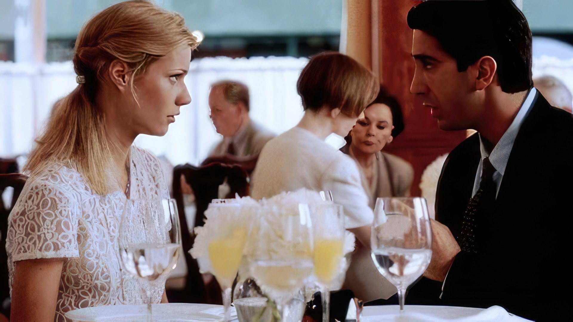 Gwyneth Paltrow y David Schwimmer en 'The Pallbearer'