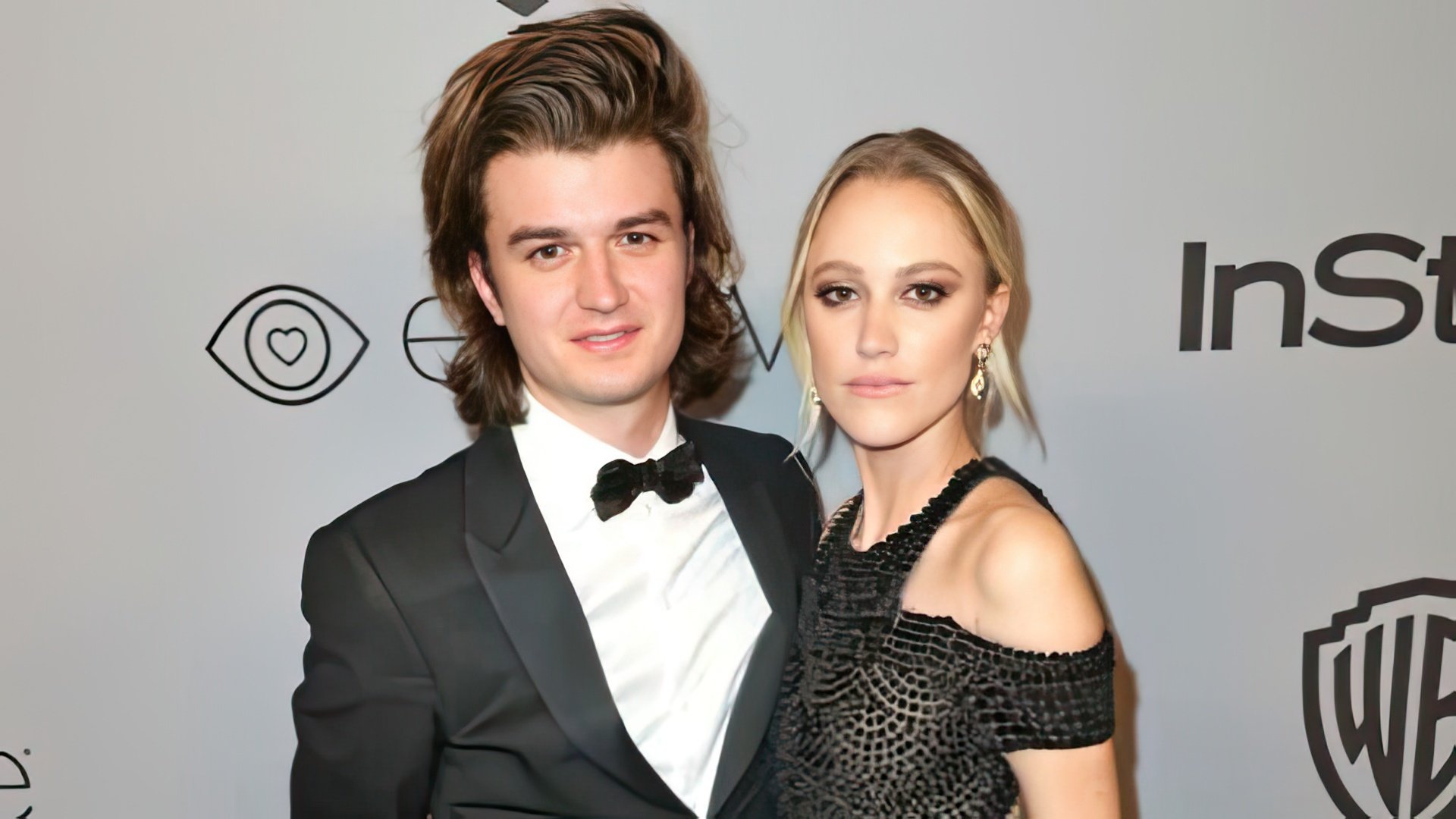 Maika Monroe y Joe Keery