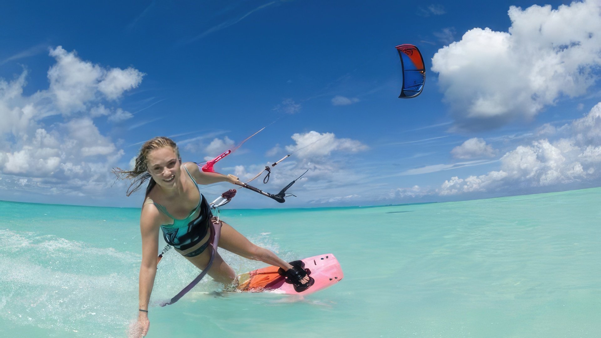 Maika Monroe practicando kitesurf