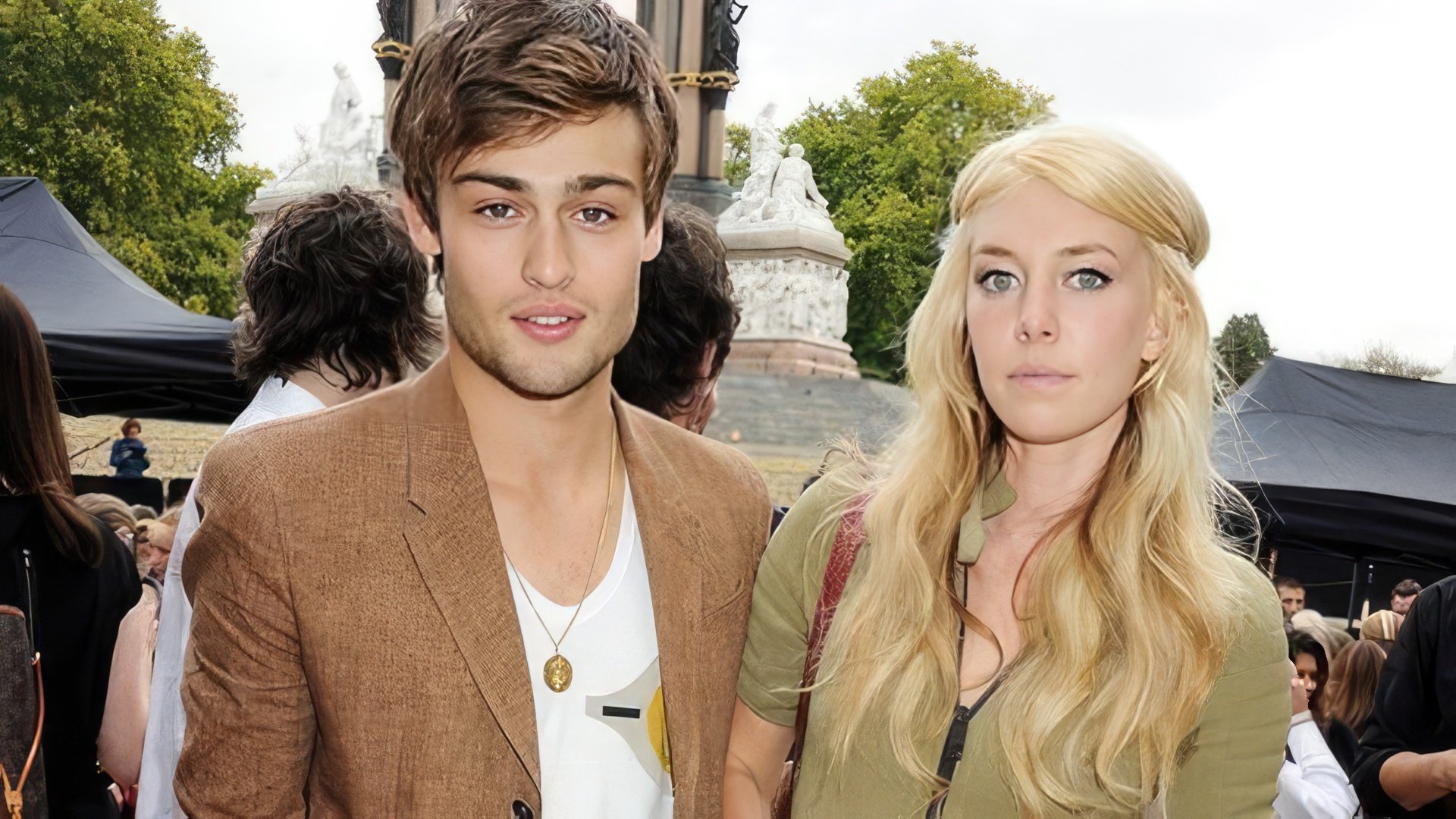 Vanessa Kirby y Douglas Booth