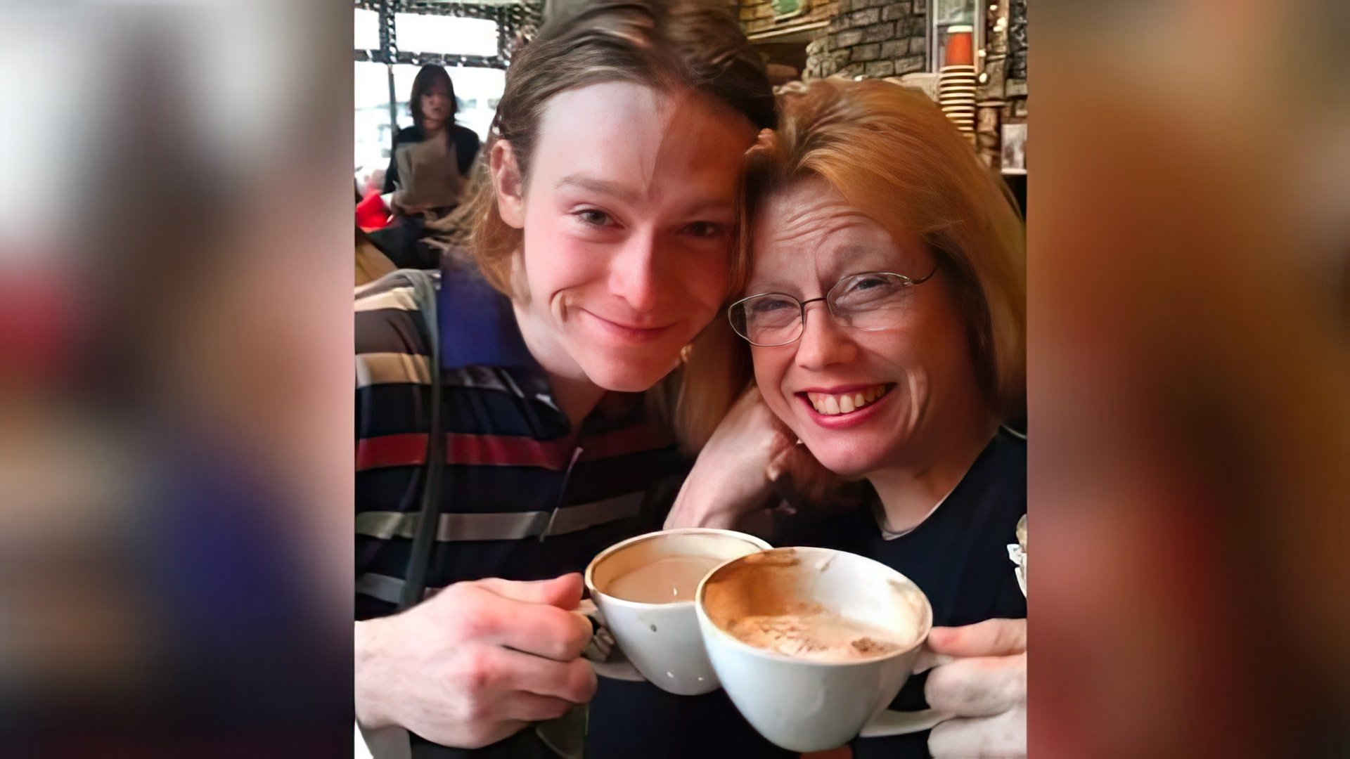 Caleb Landry Jones con su madre