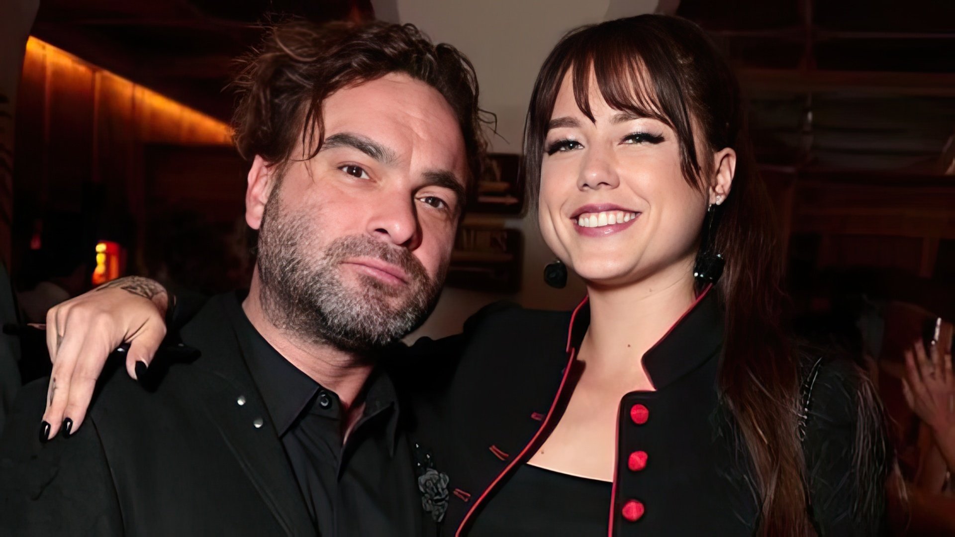 Johnny Galecki y Alaina Meyer