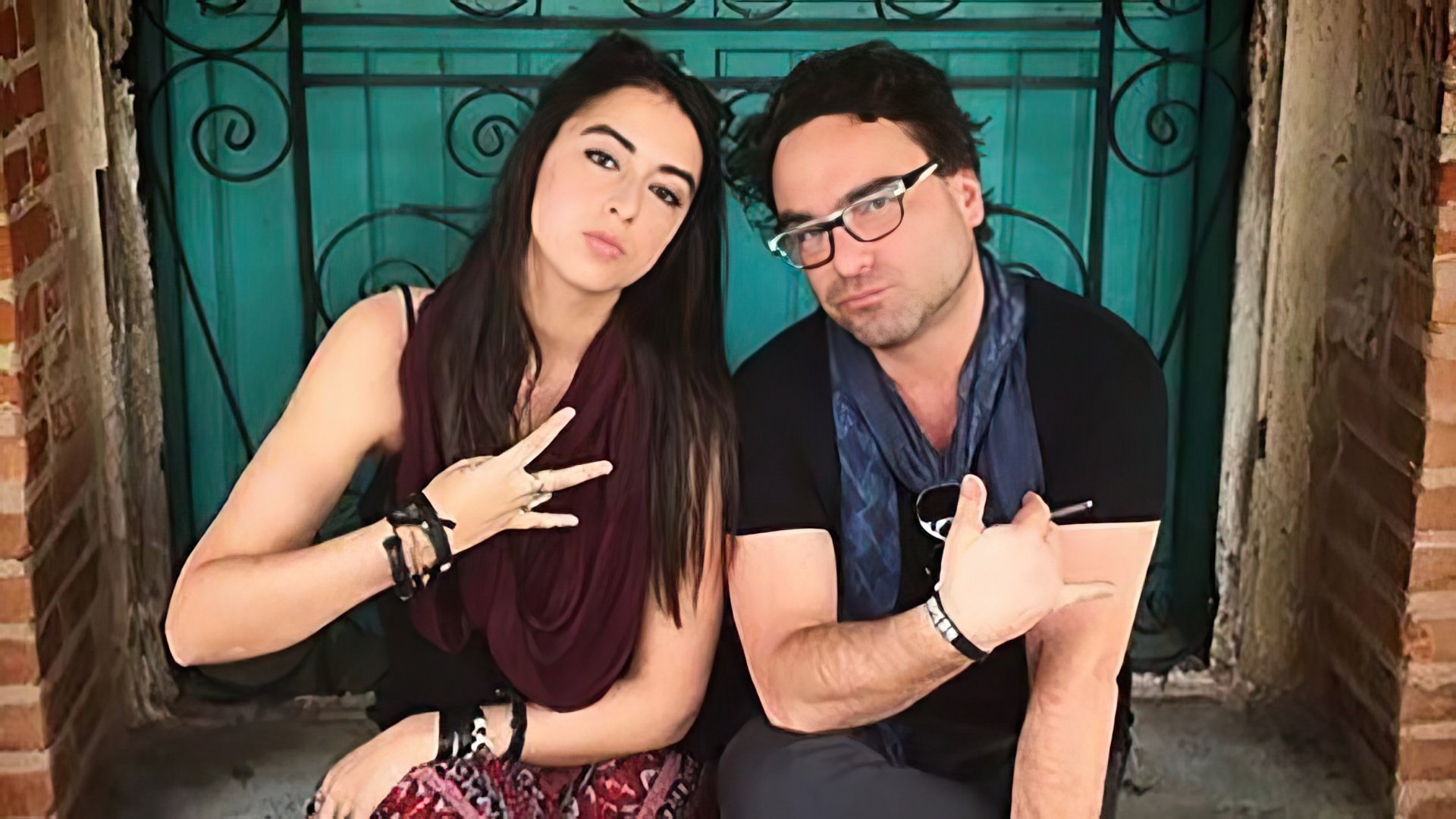 Johnny Galecki y Naomi Robin