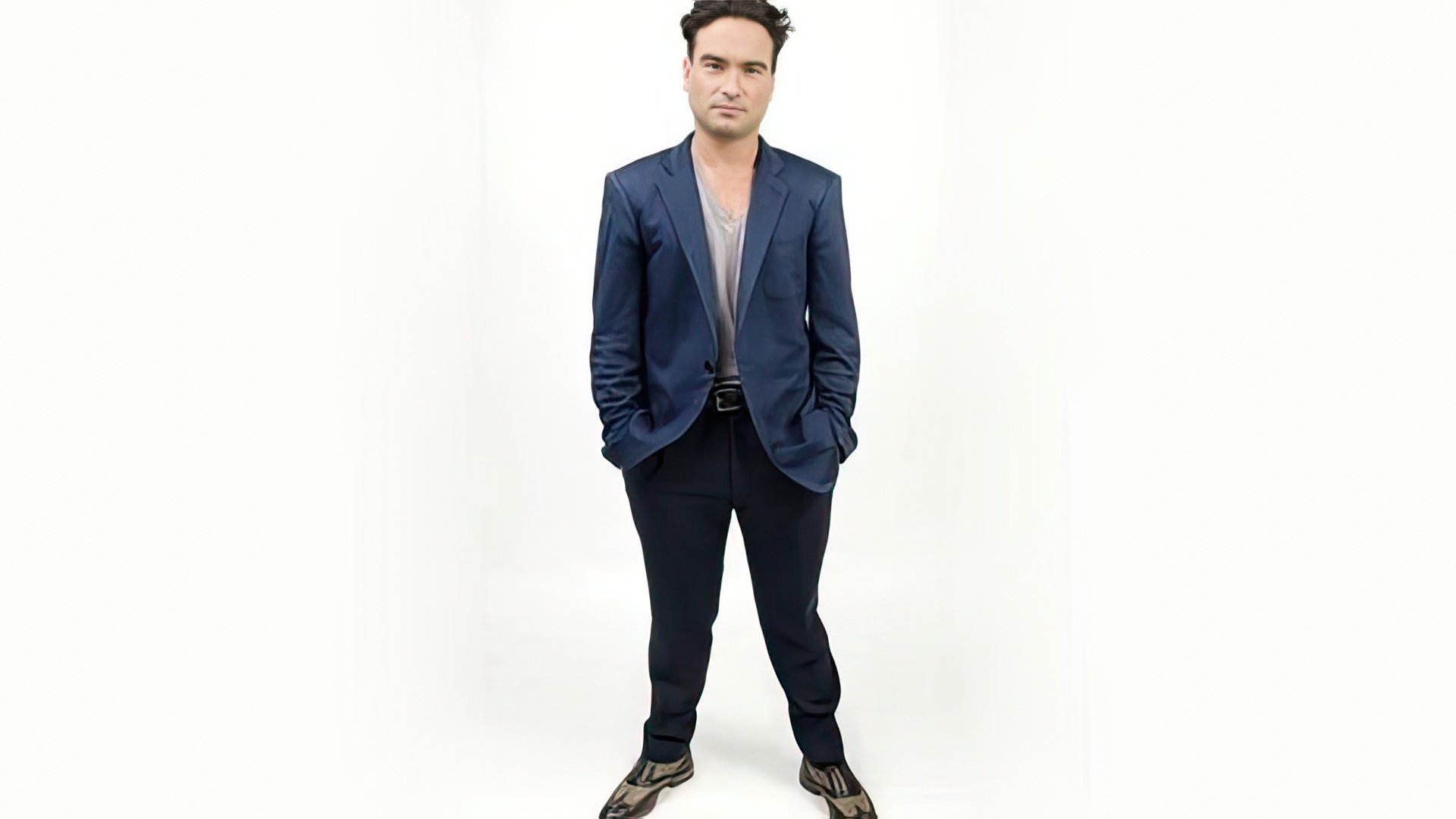 La altura de Johnny Galecki es 5'5'