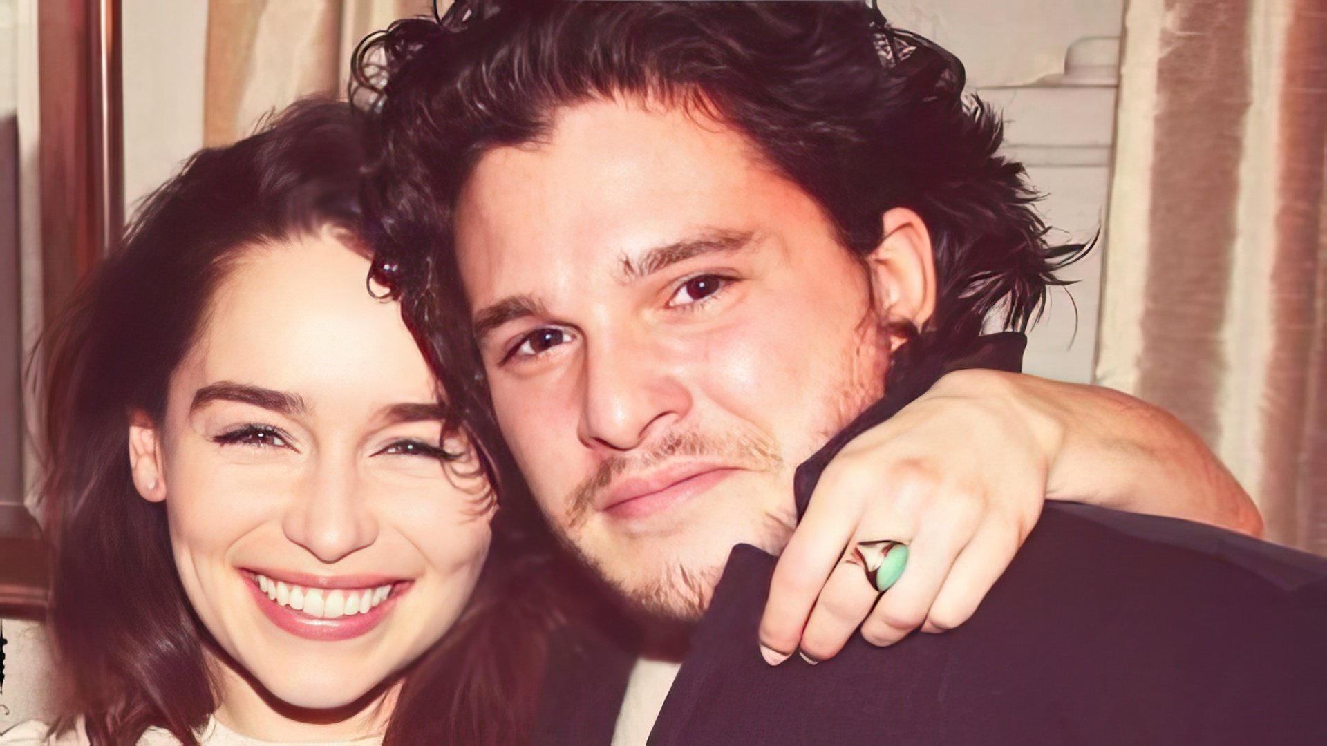 Emilia Clarke y Kit Harington son solo amigos