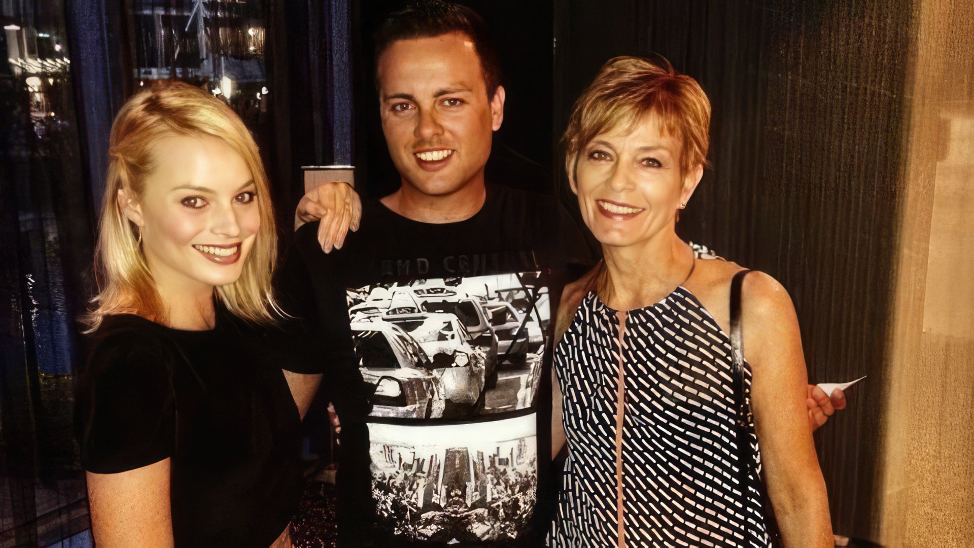Margot Robbie con su madre y su hermano Lachlan