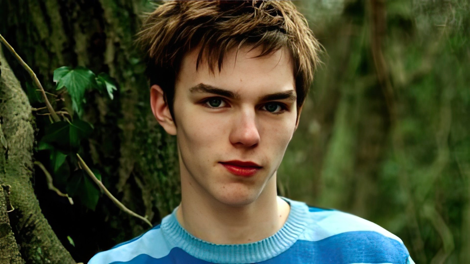 Nicholas Hoult actúa en películas desde la primera infancia
