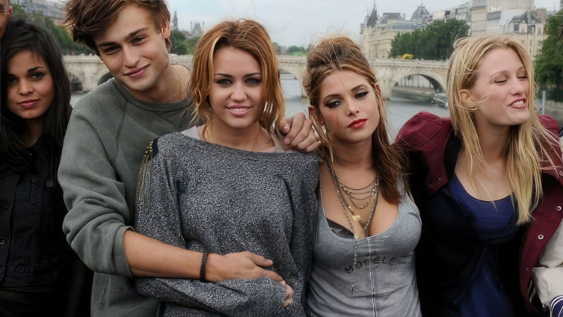 Douglas Booth en el set de "LOL"