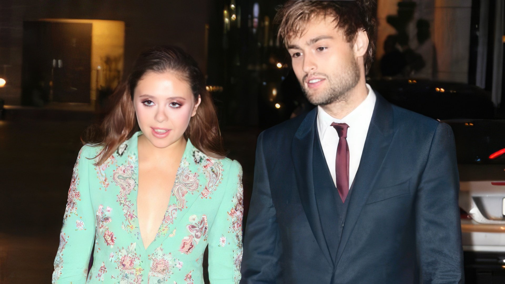 En 2016, Douglas Booth comenzó a salir con Bel Powley