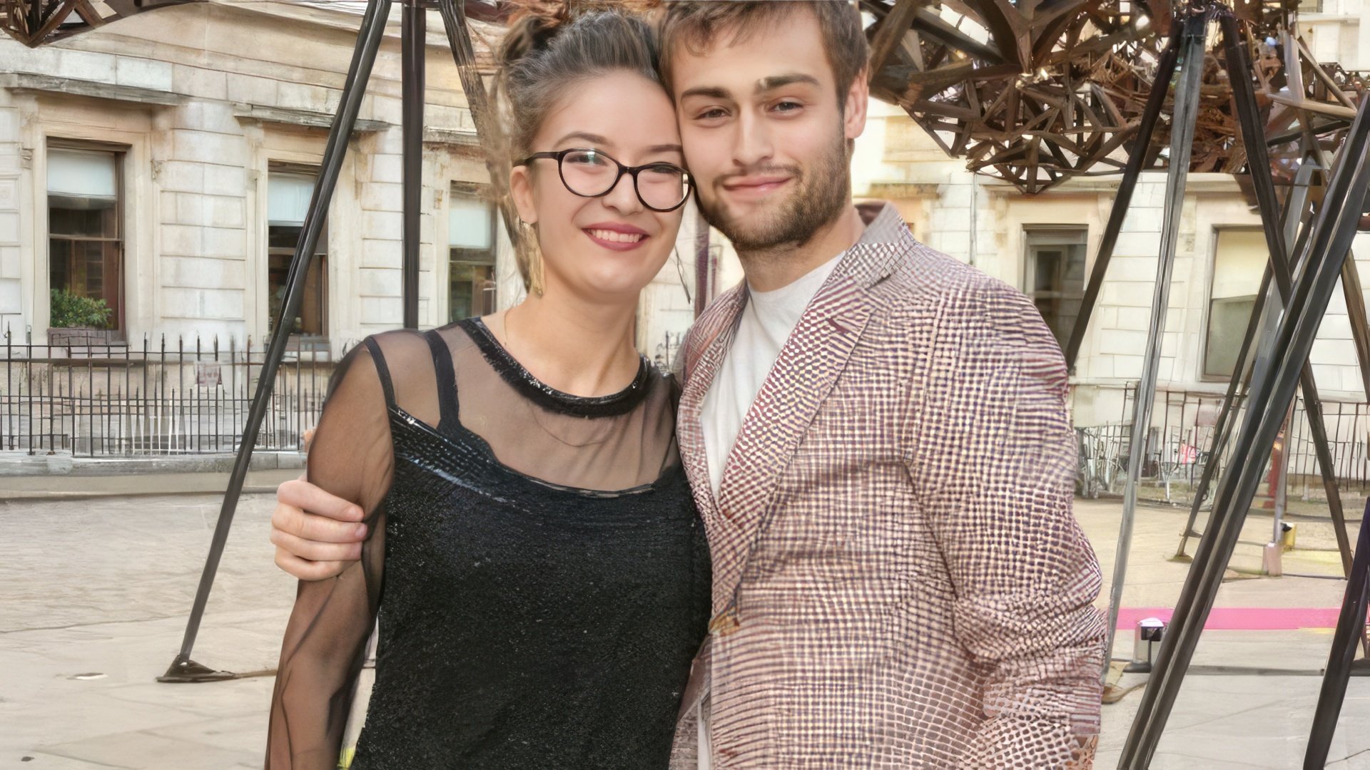 En la imagen: Douglas Booth con su hermana mayor Abigail