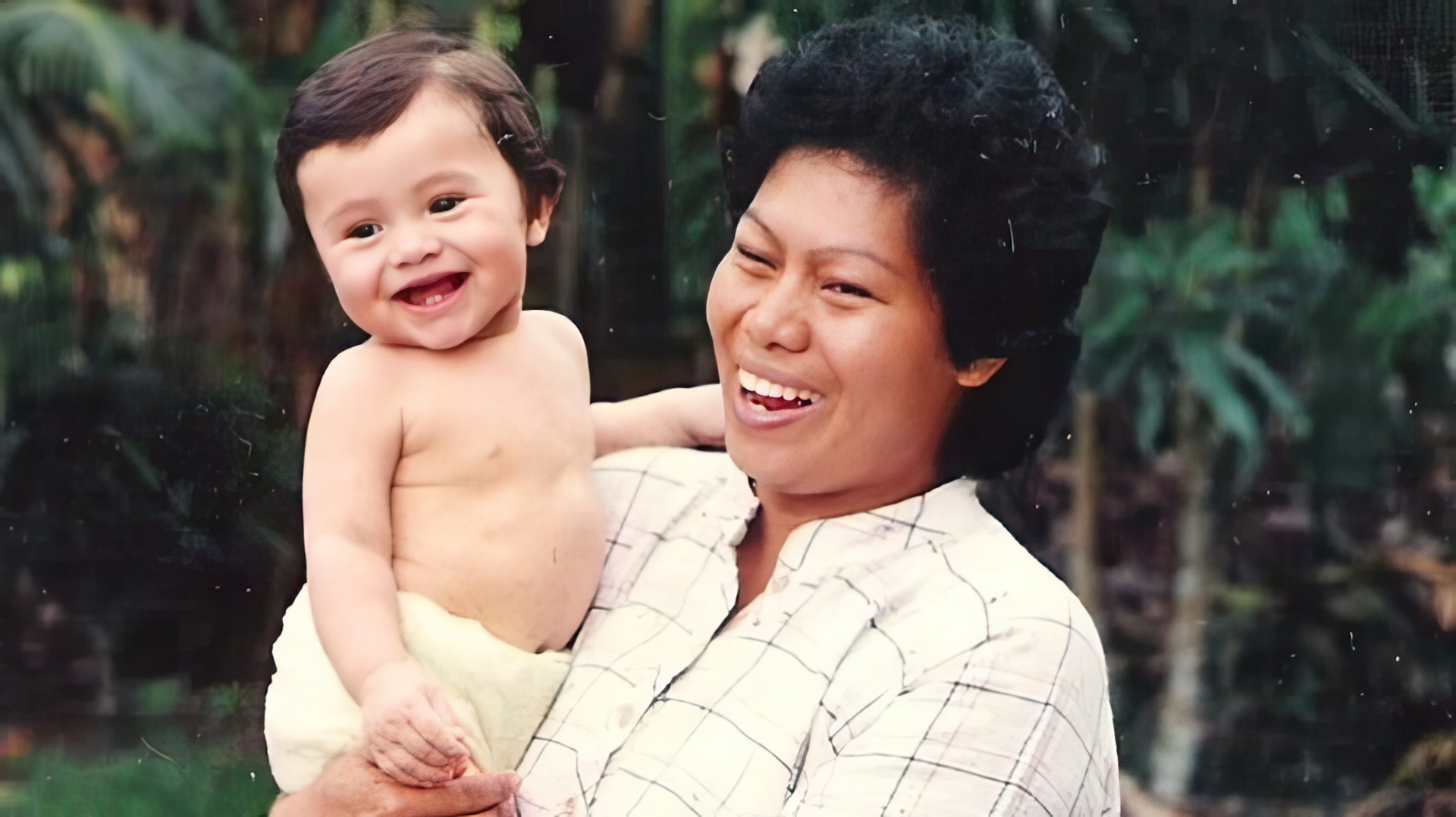 Henry Golding de niño con su madre