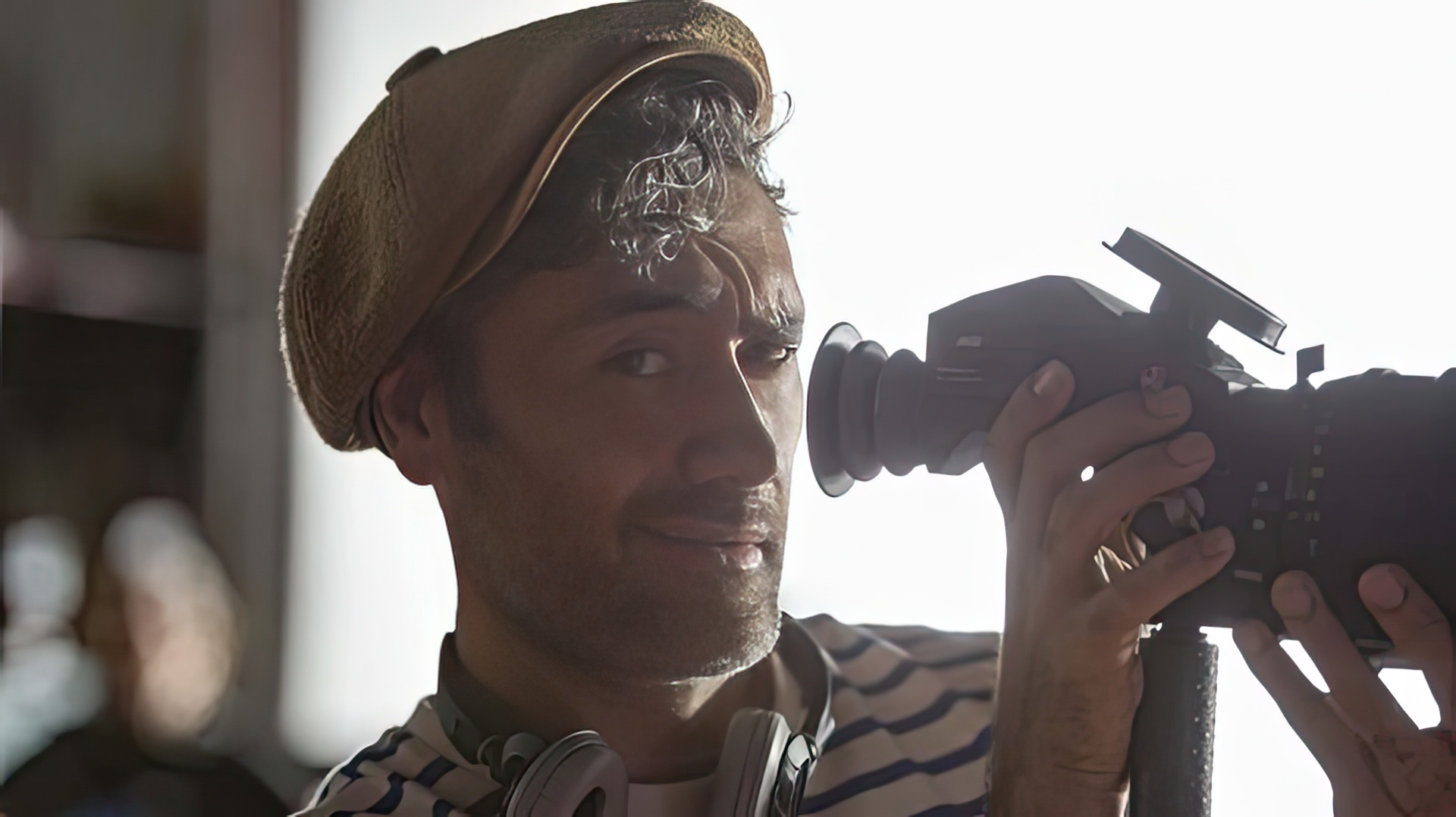 Taika Waititi con una cámara