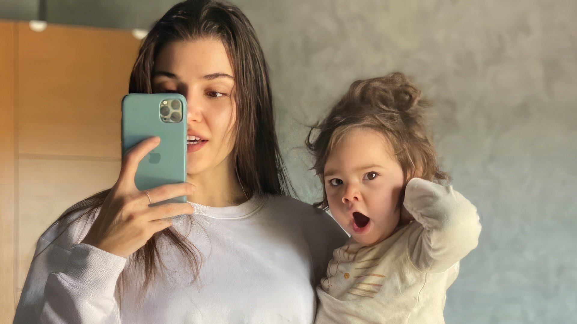 Hande Erçel con su sobrina