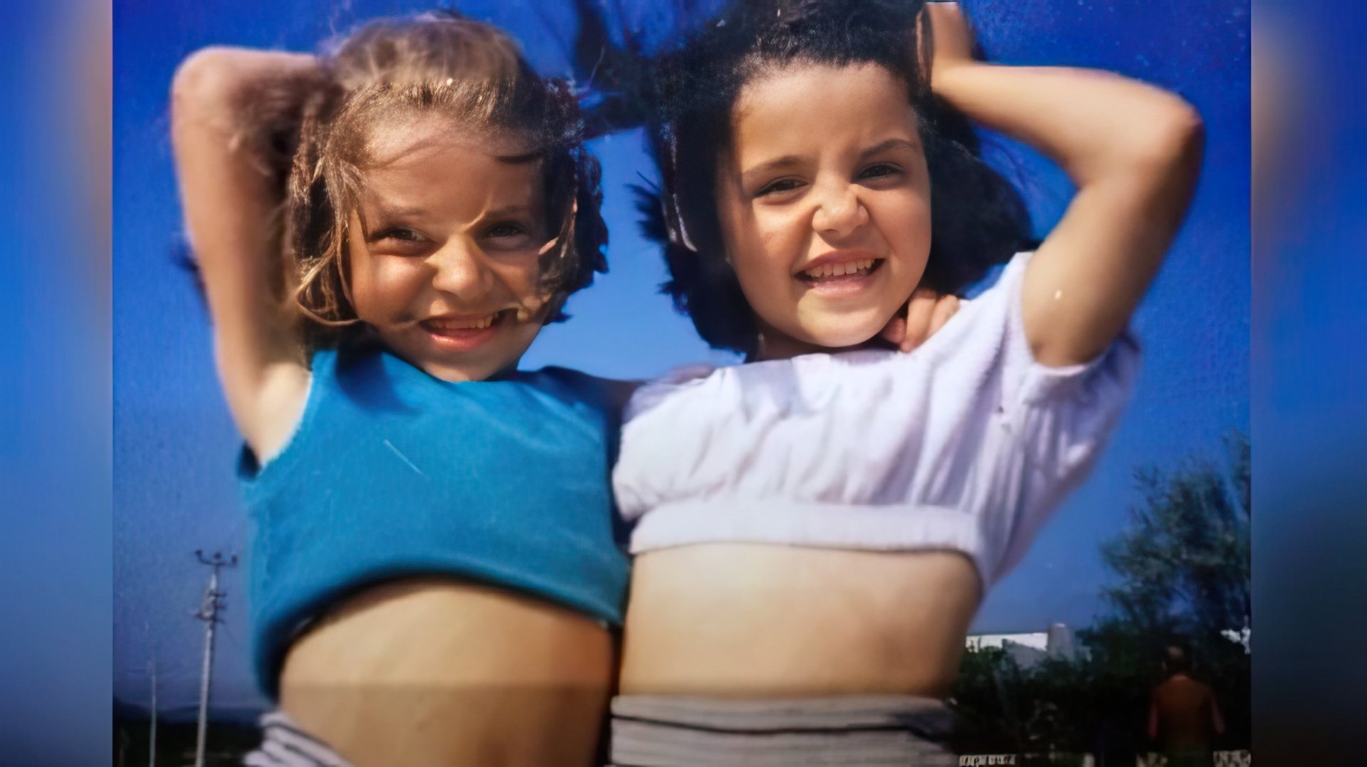 Hande Erçel con su hermana en la infancia (derecha)