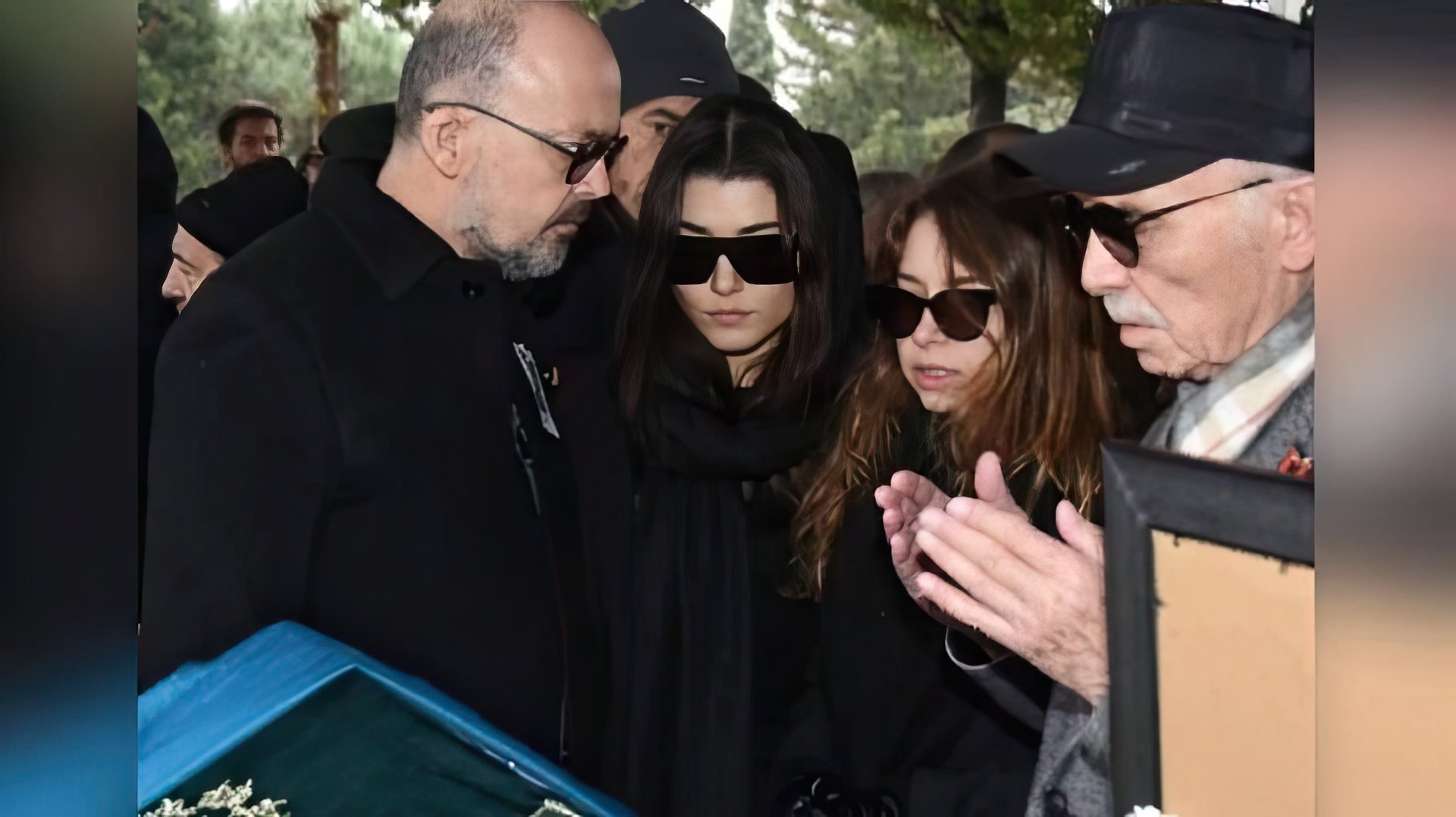 Hande Erçel con sus seres queridos en el funeral de su mamá