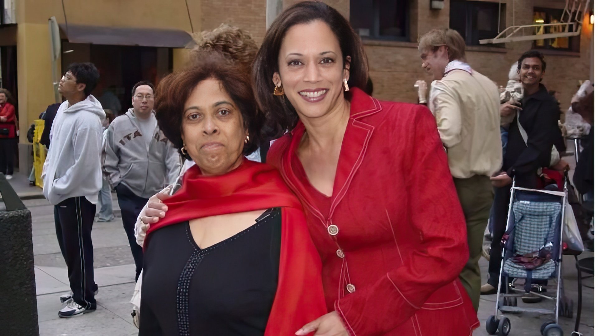 Kamala Harris con su madre en 2007