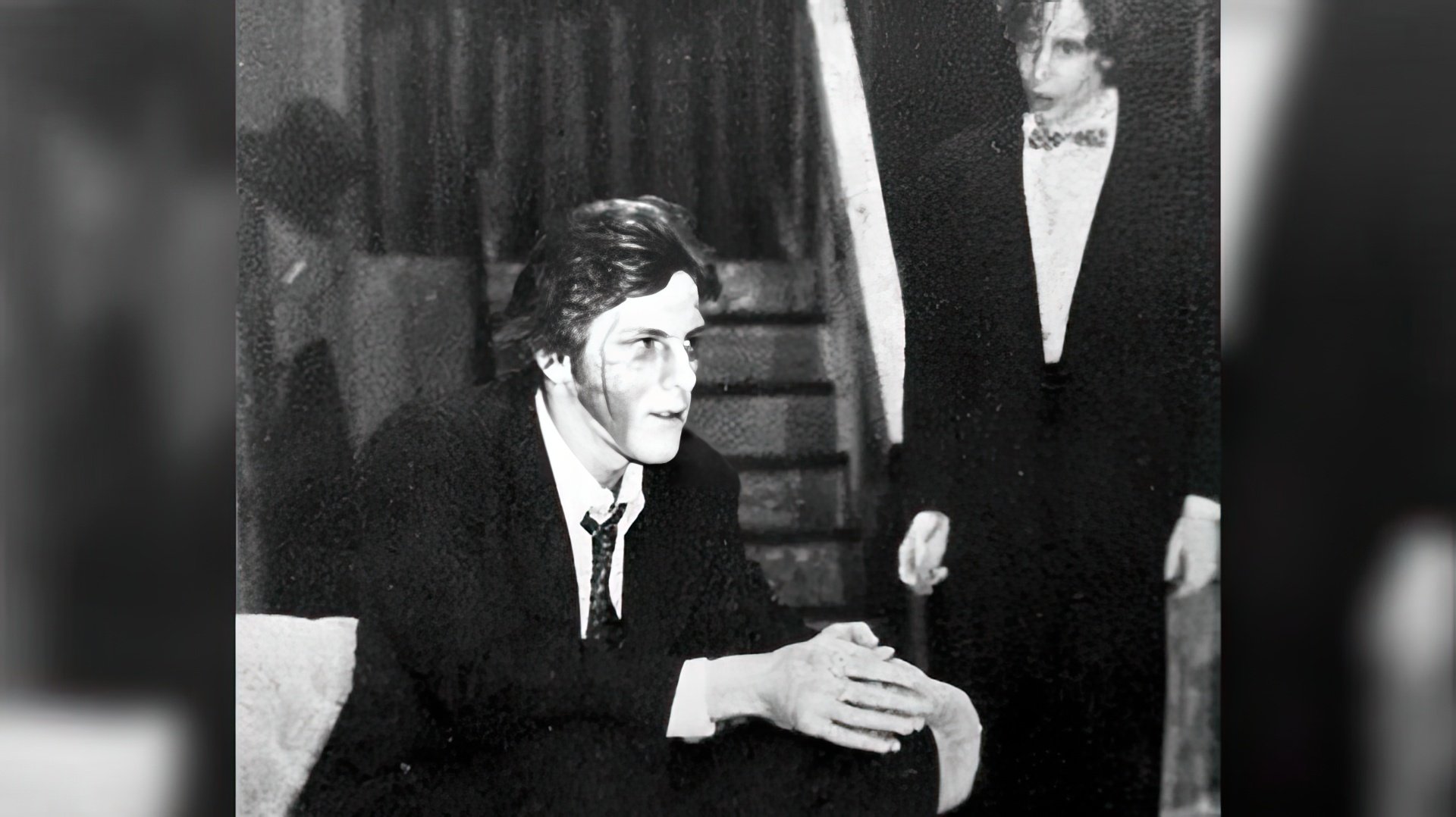 James en una producción teatral escolar