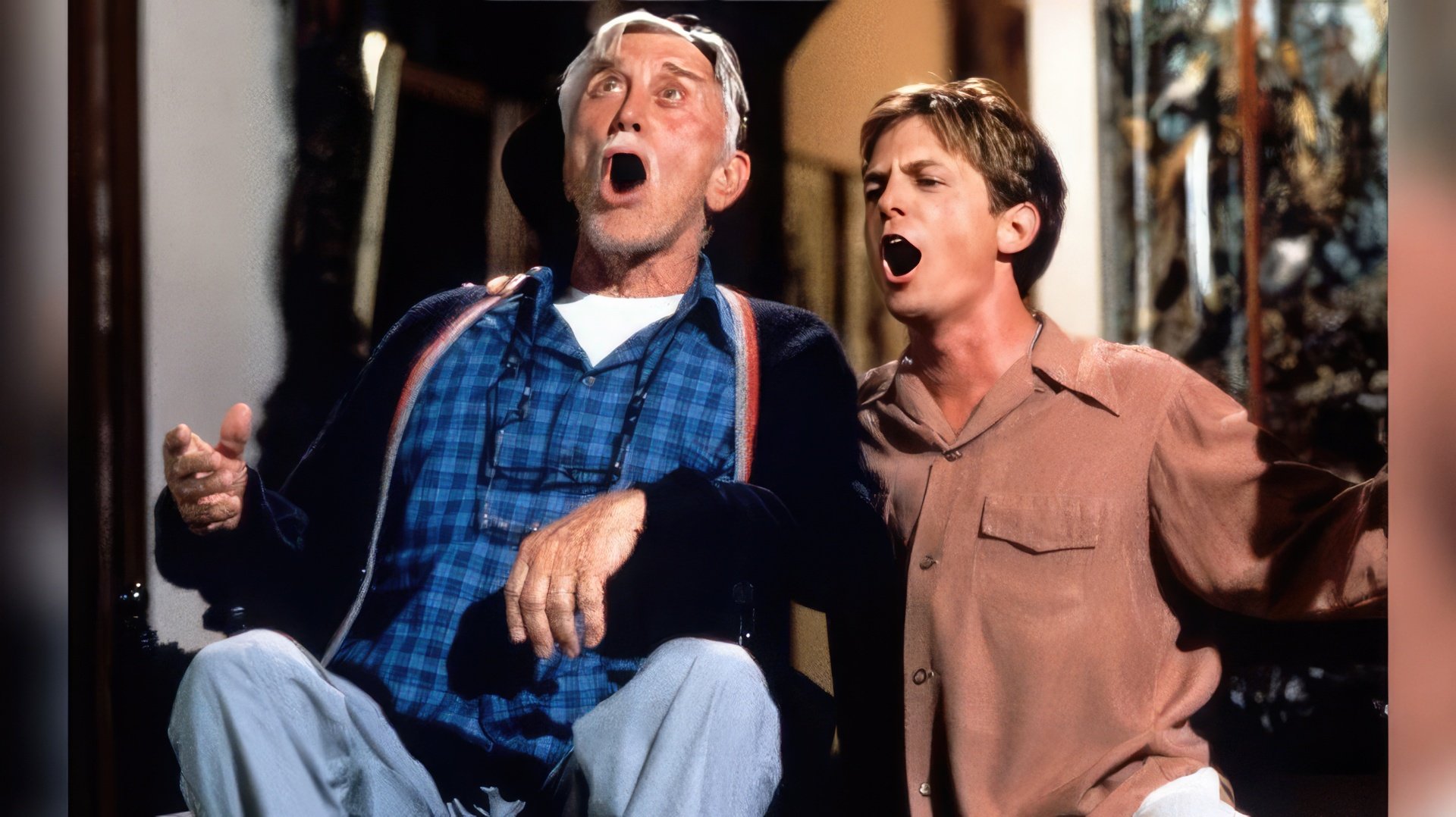 Michael J. Fox y Kirk Douglas (Greed, 1994)
