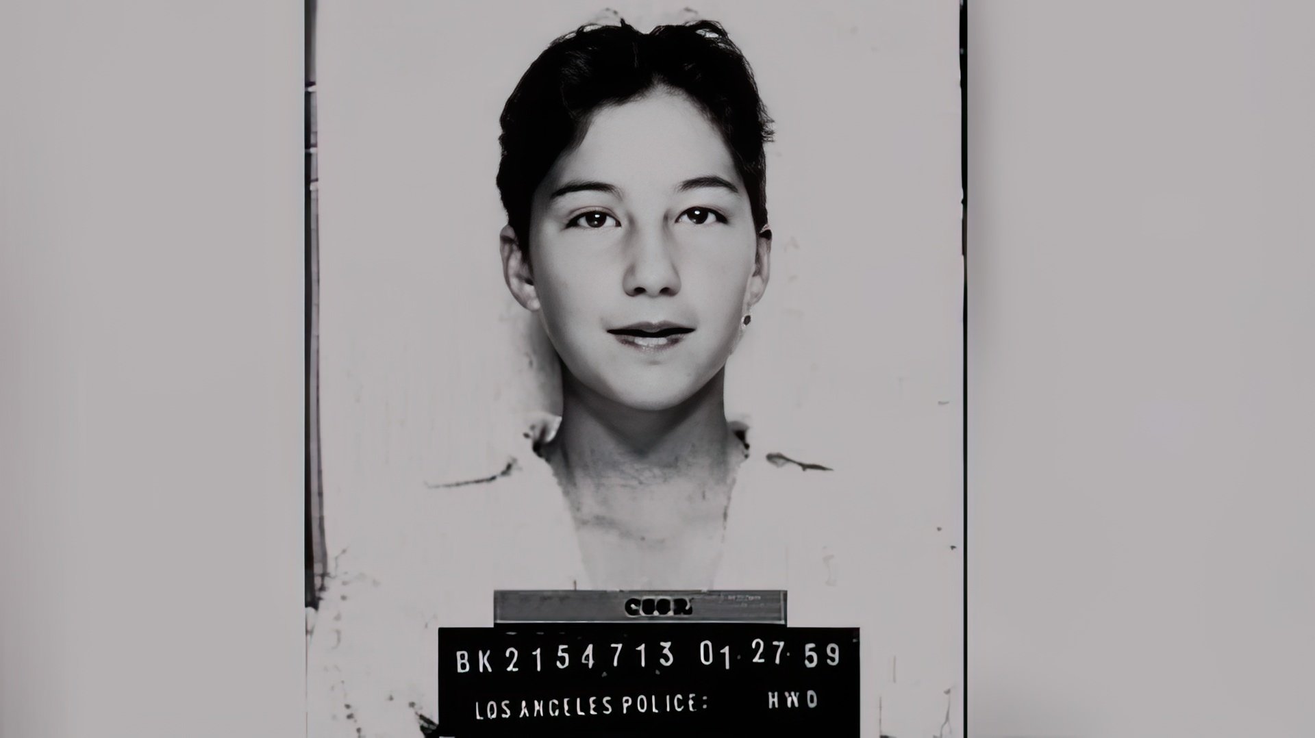 Cher joven en una comisaría
