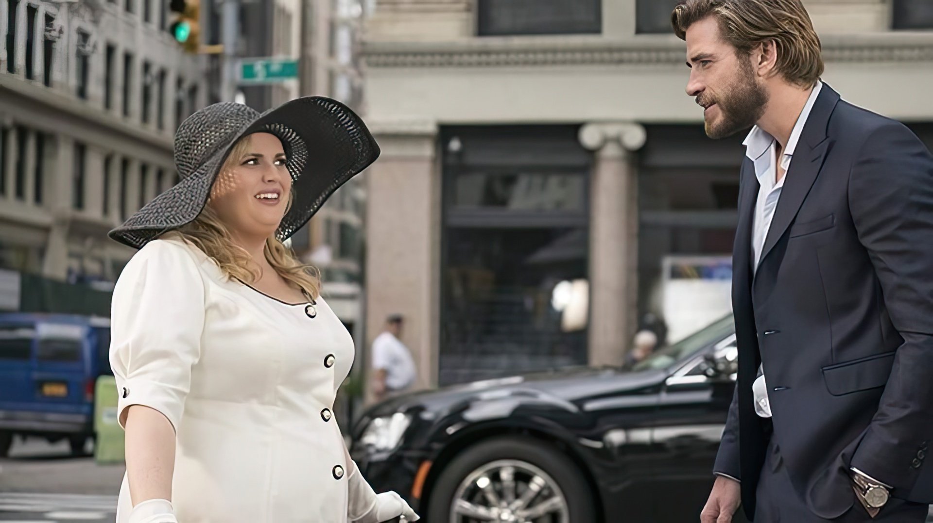 Rebel Wilson y Liam Hemsworth en la película Isn't It Romantic