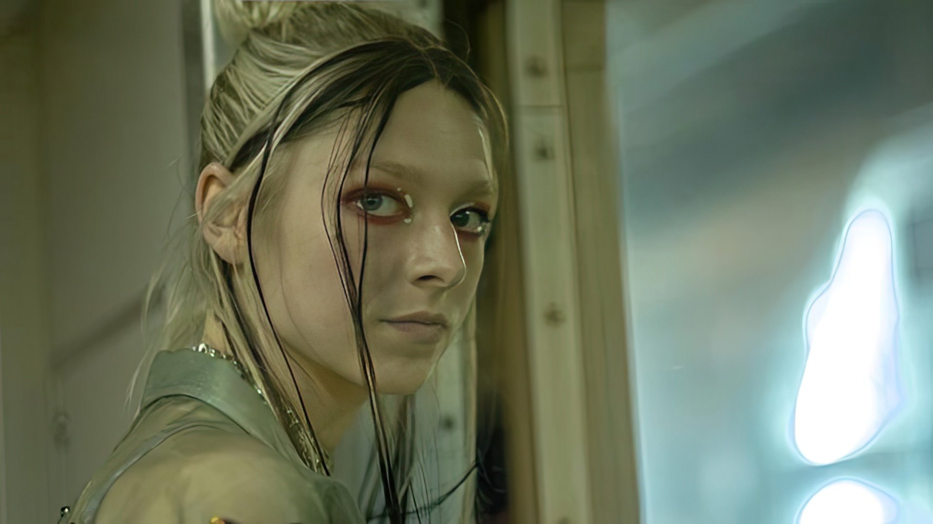 Hunter Schafer como Jules