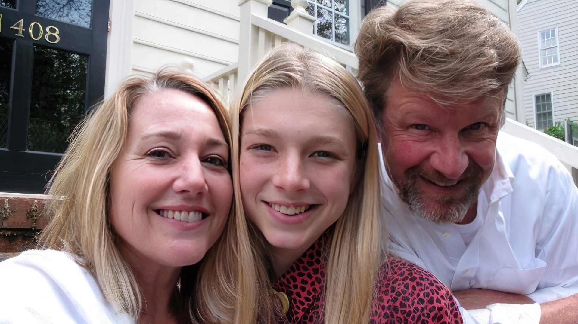 Hunter Schafer con sus padres