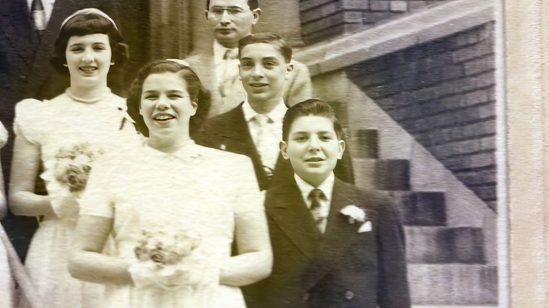 Leonard Cohen (derecha) en su juventud